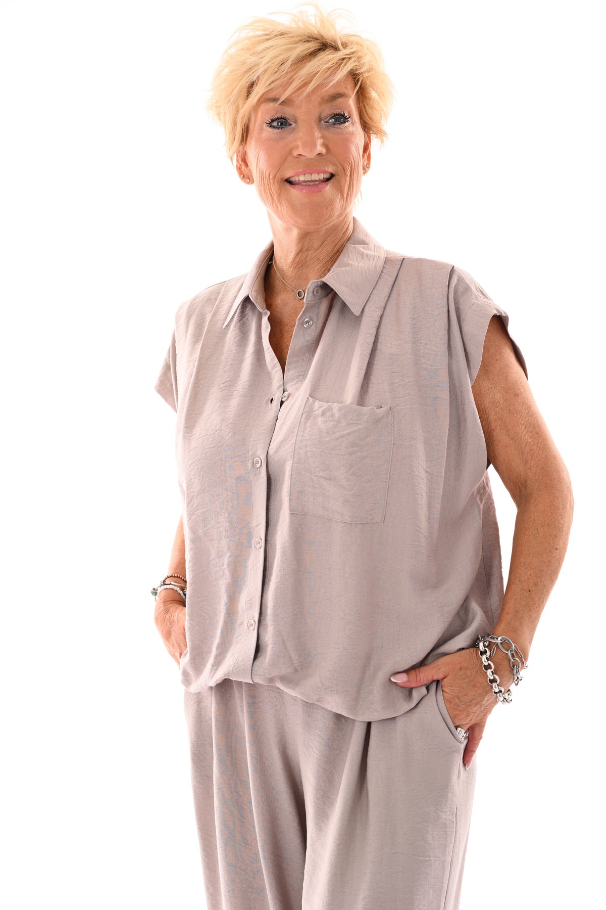 Tweedelig set doorknoop blouse kapmouwen taupe