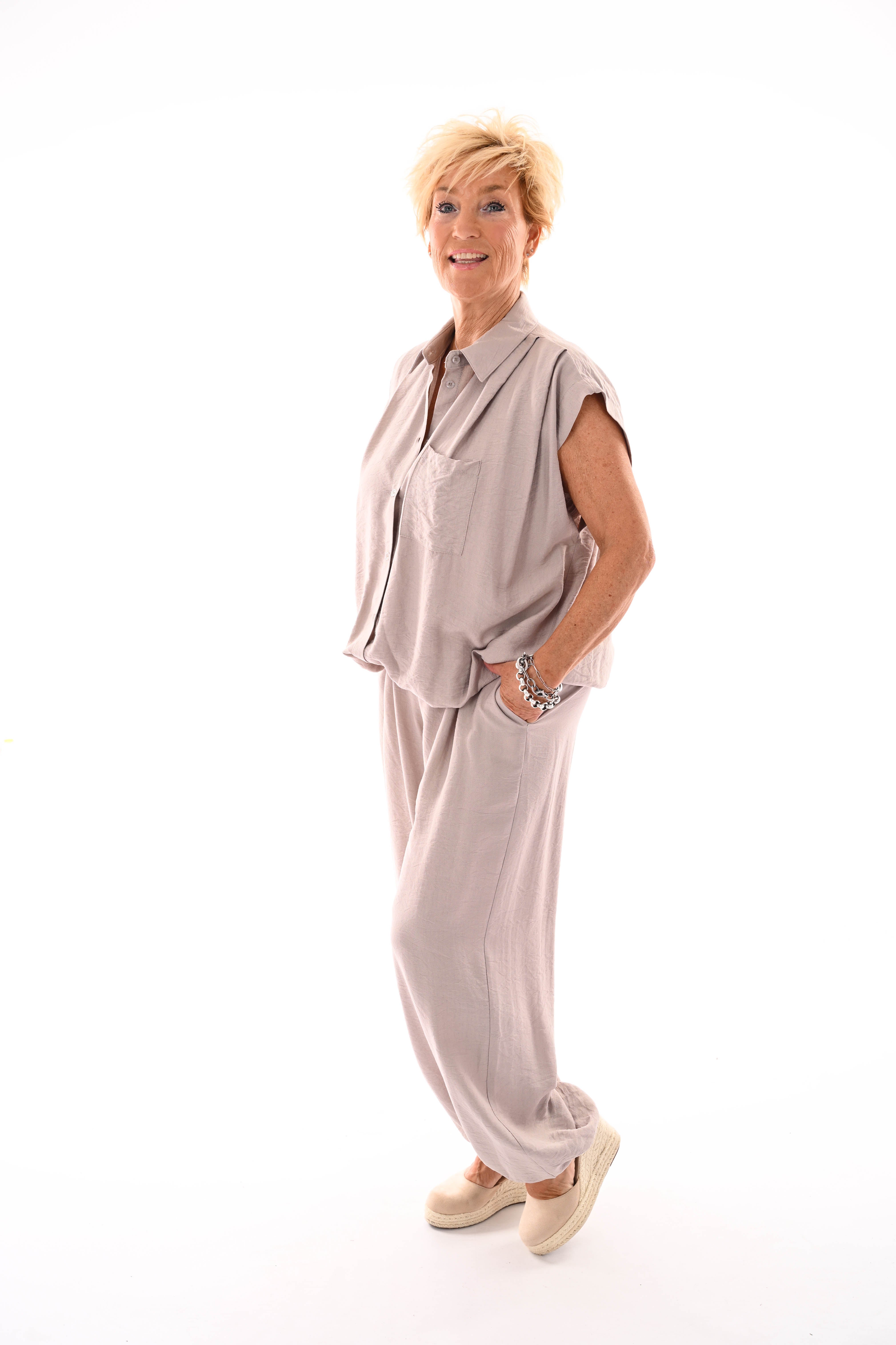 Tweedelig set doorknoop blouse kapmouwen taupe