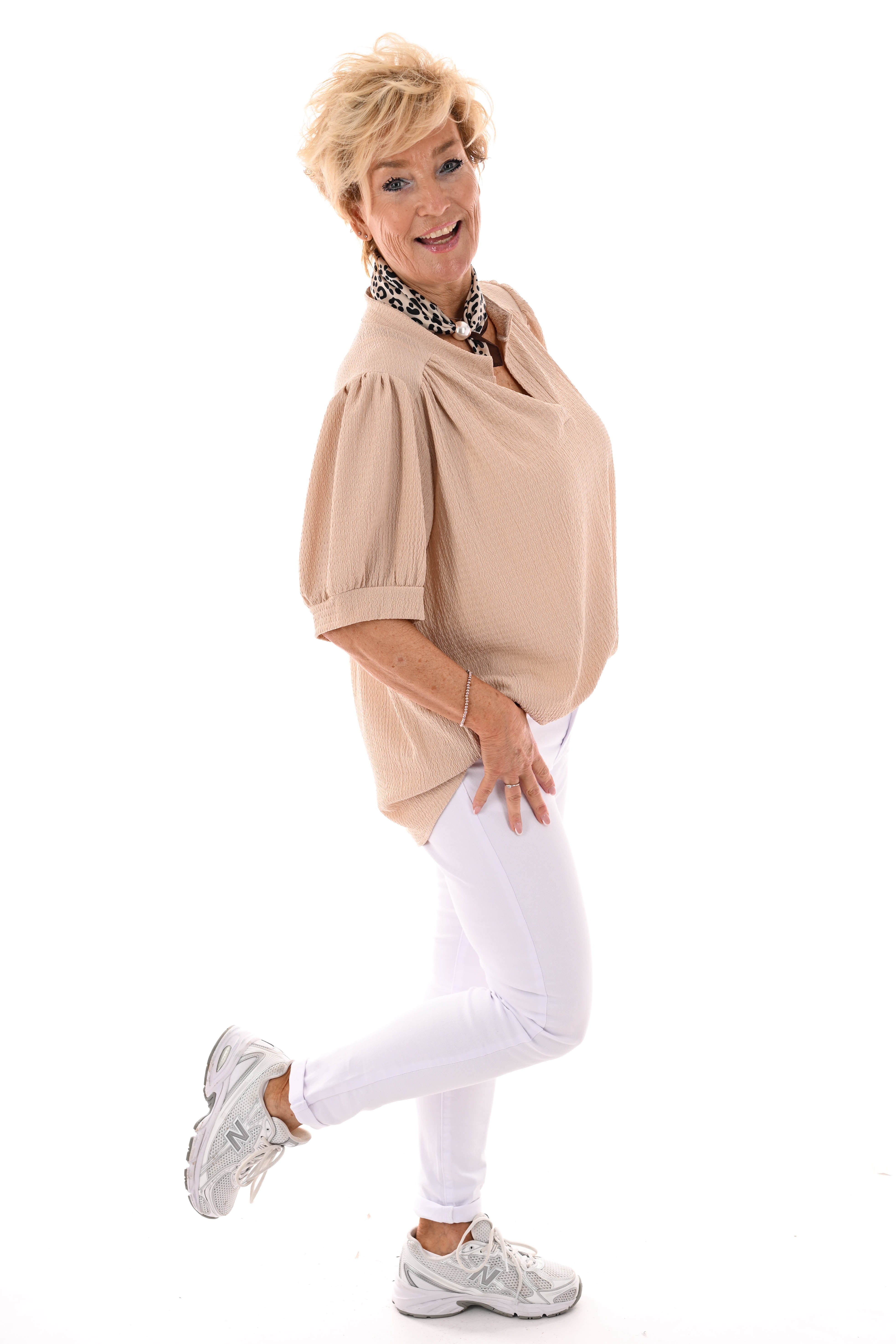 Crepe top v-hals korte pofmouwen beige