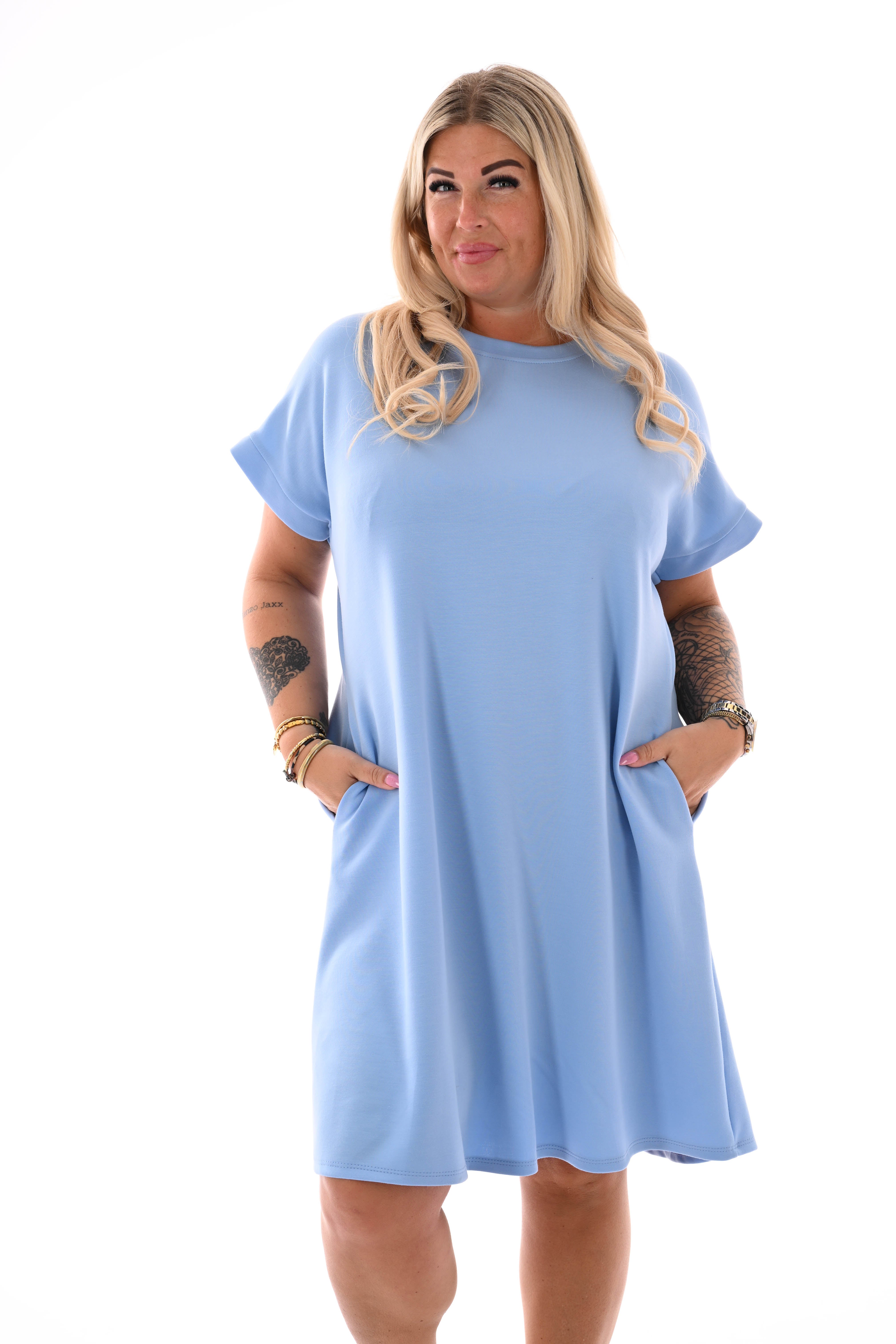Sweaterdress ronde hals zakken korte mouwen lichtblauw