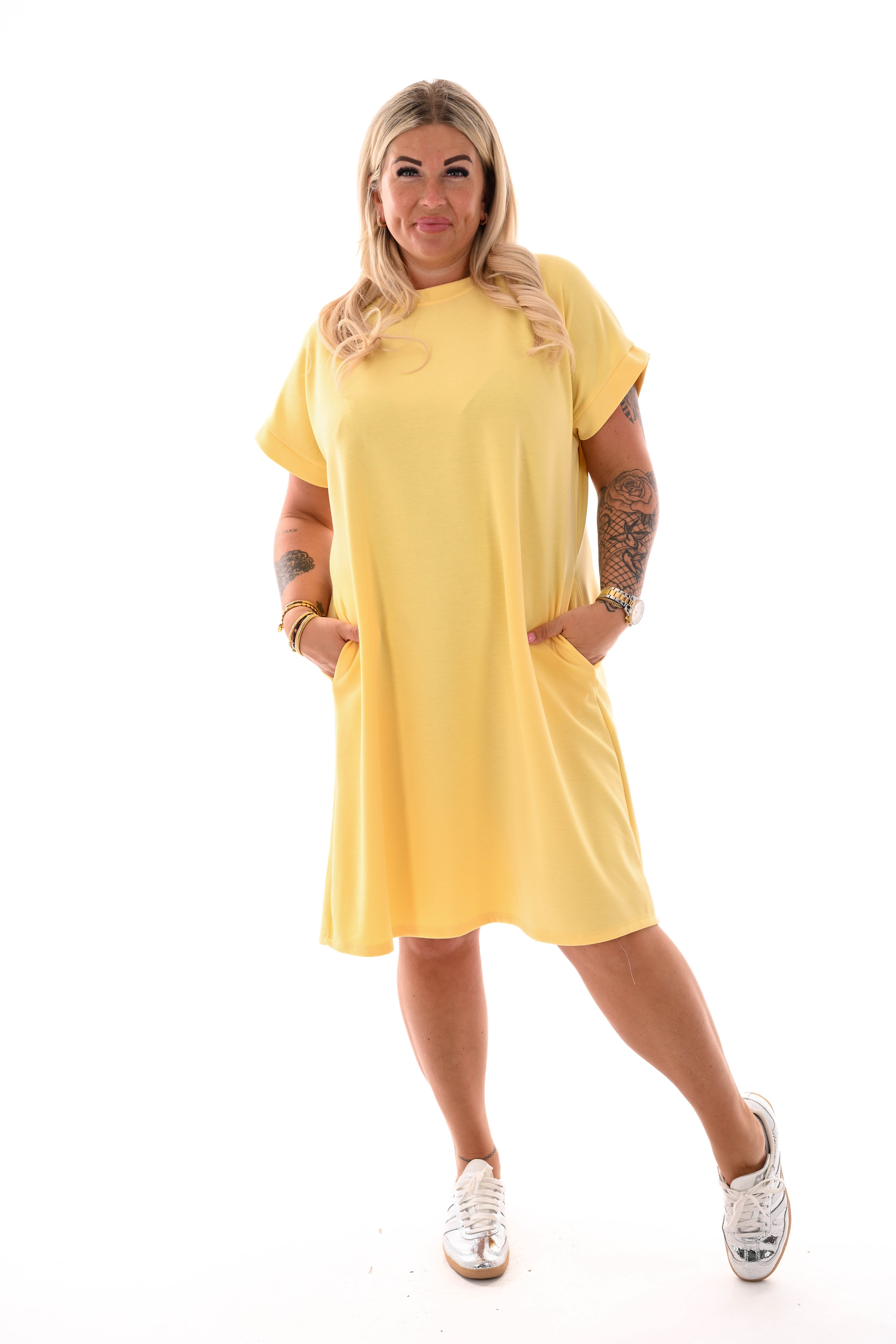Sweaterdress ronde hals zakken korte mouwen lichtgeel