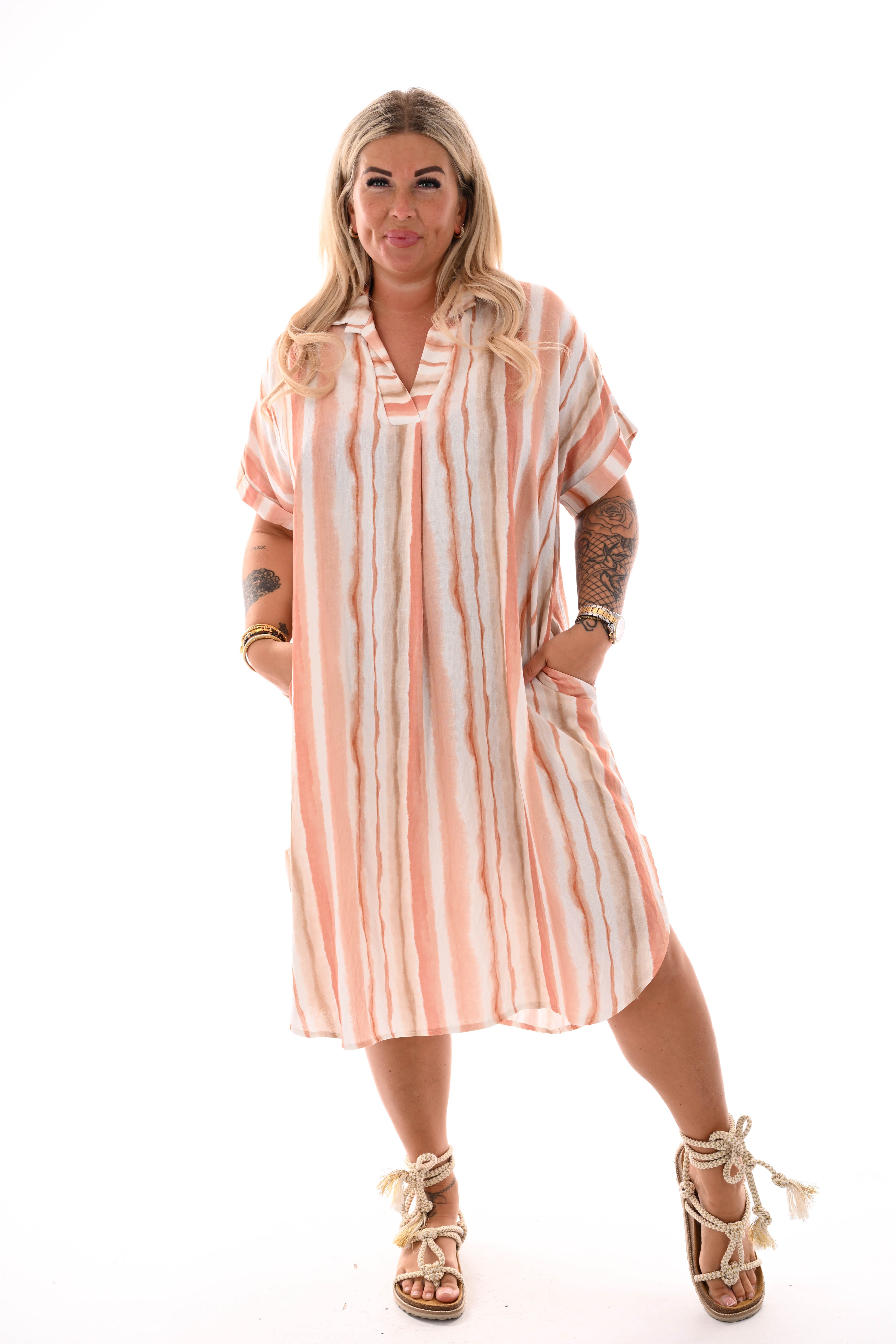 Lange jurk v-hals strepen met zakken peach