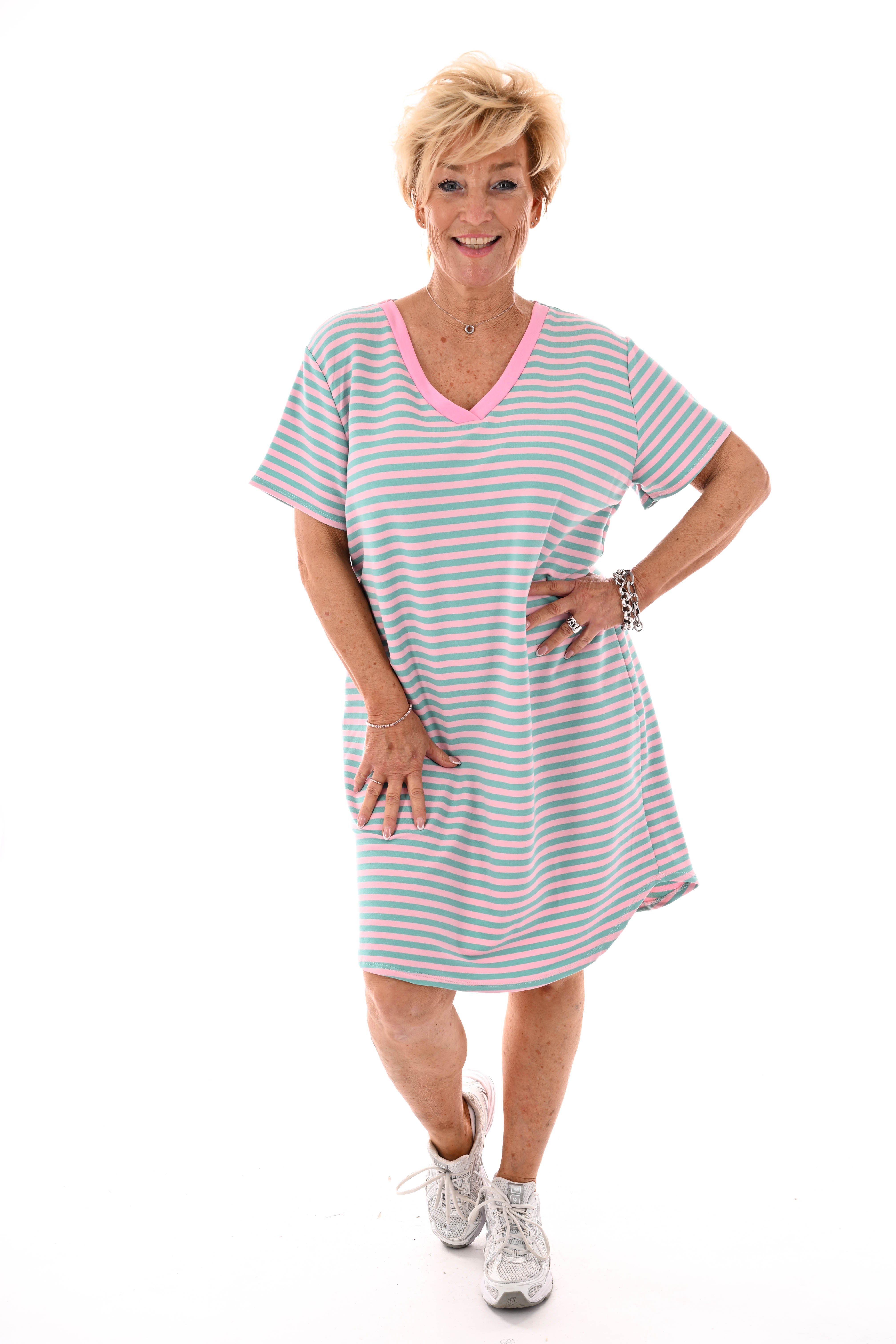 Korte sweaterdress gestreept met v-hals lichtroze/turquoise
