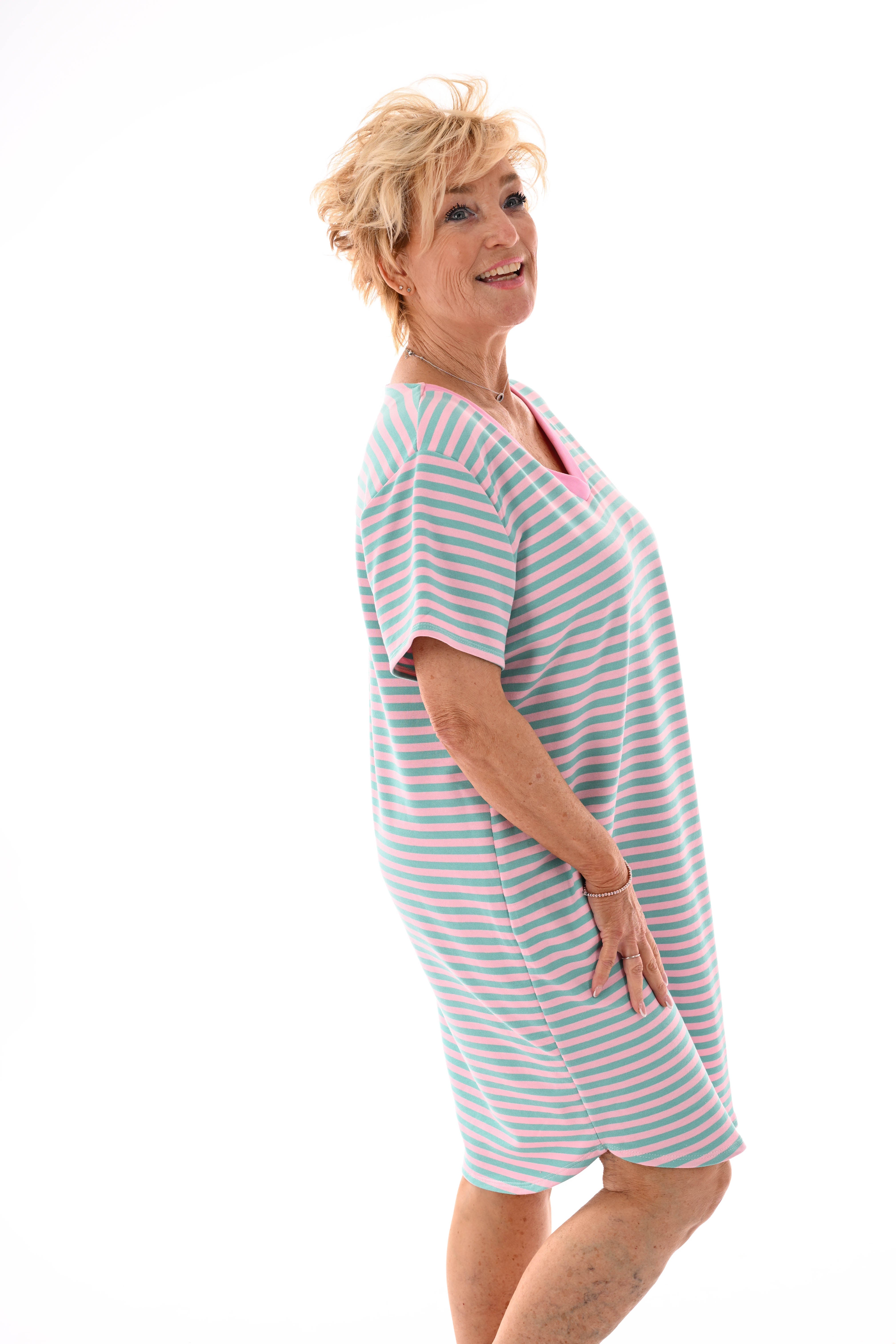 Korte sweaterdress gestreept met v-hals lichtroze/turquoise