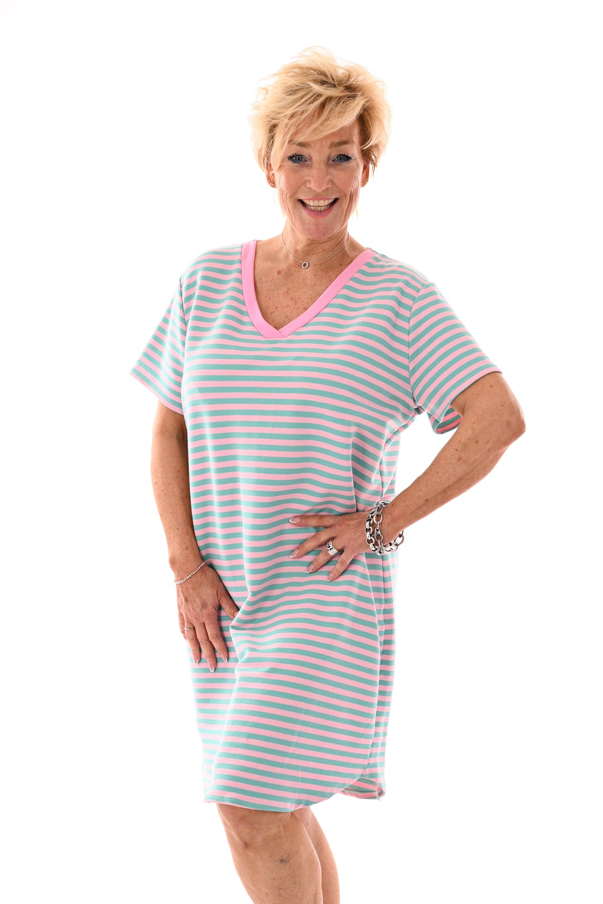 Korte sweaterdress gestreept met v-hals lichtroze/turquoise