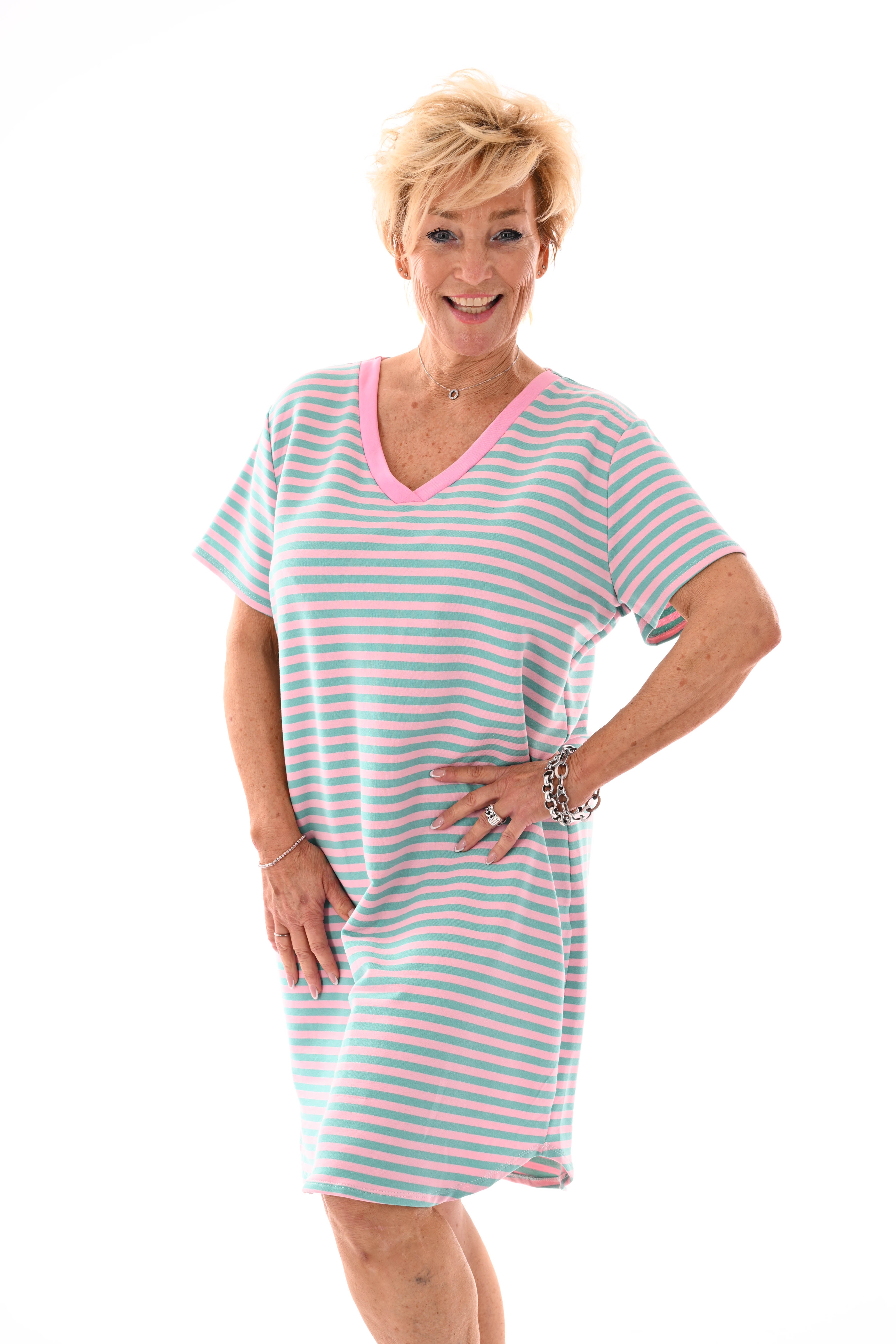 Korte sweaterdress gestreept met v-hals lichtroze/turquoise