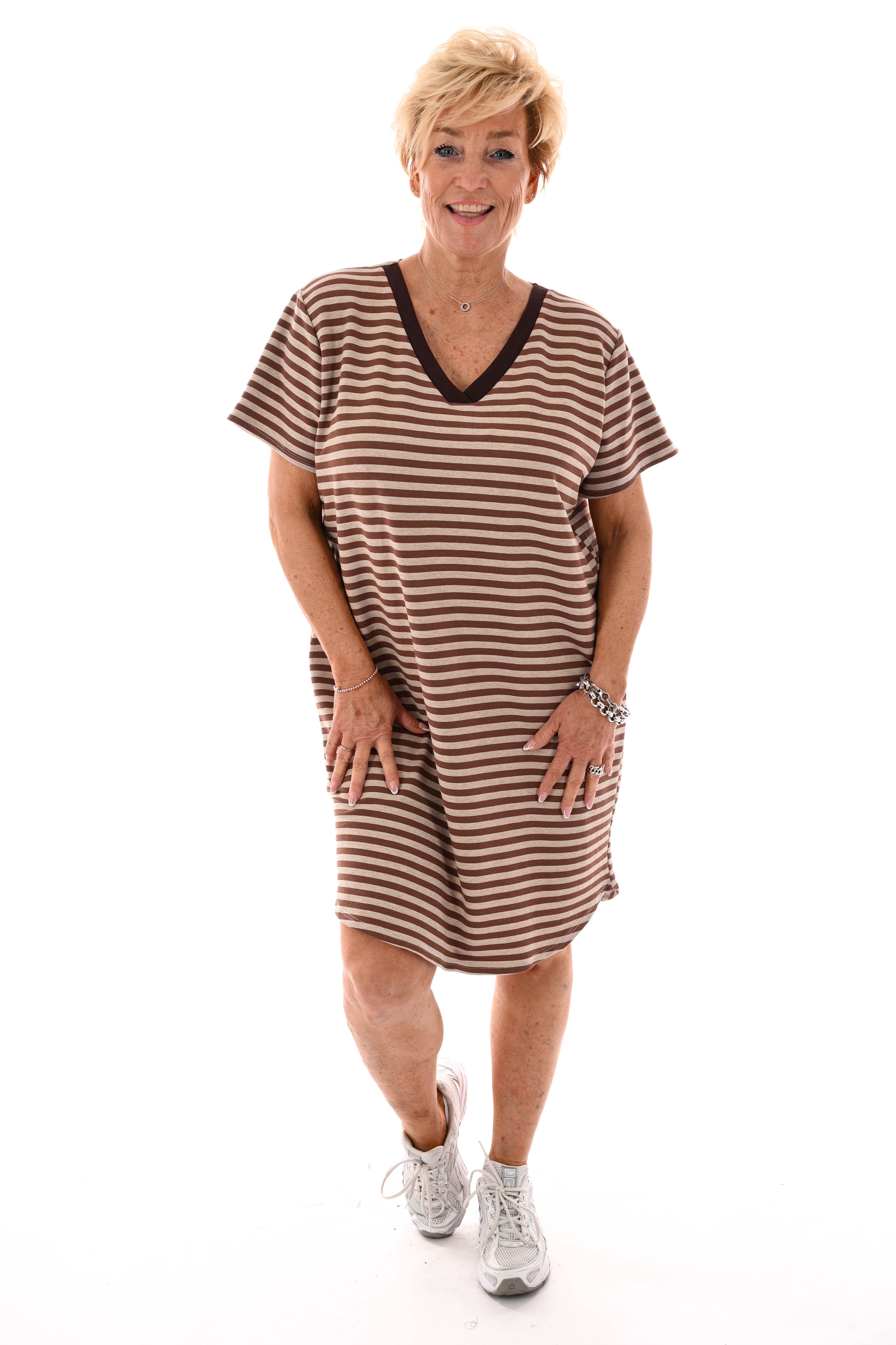 Korte sweaterdress gestreept met v-hals beige/bruin