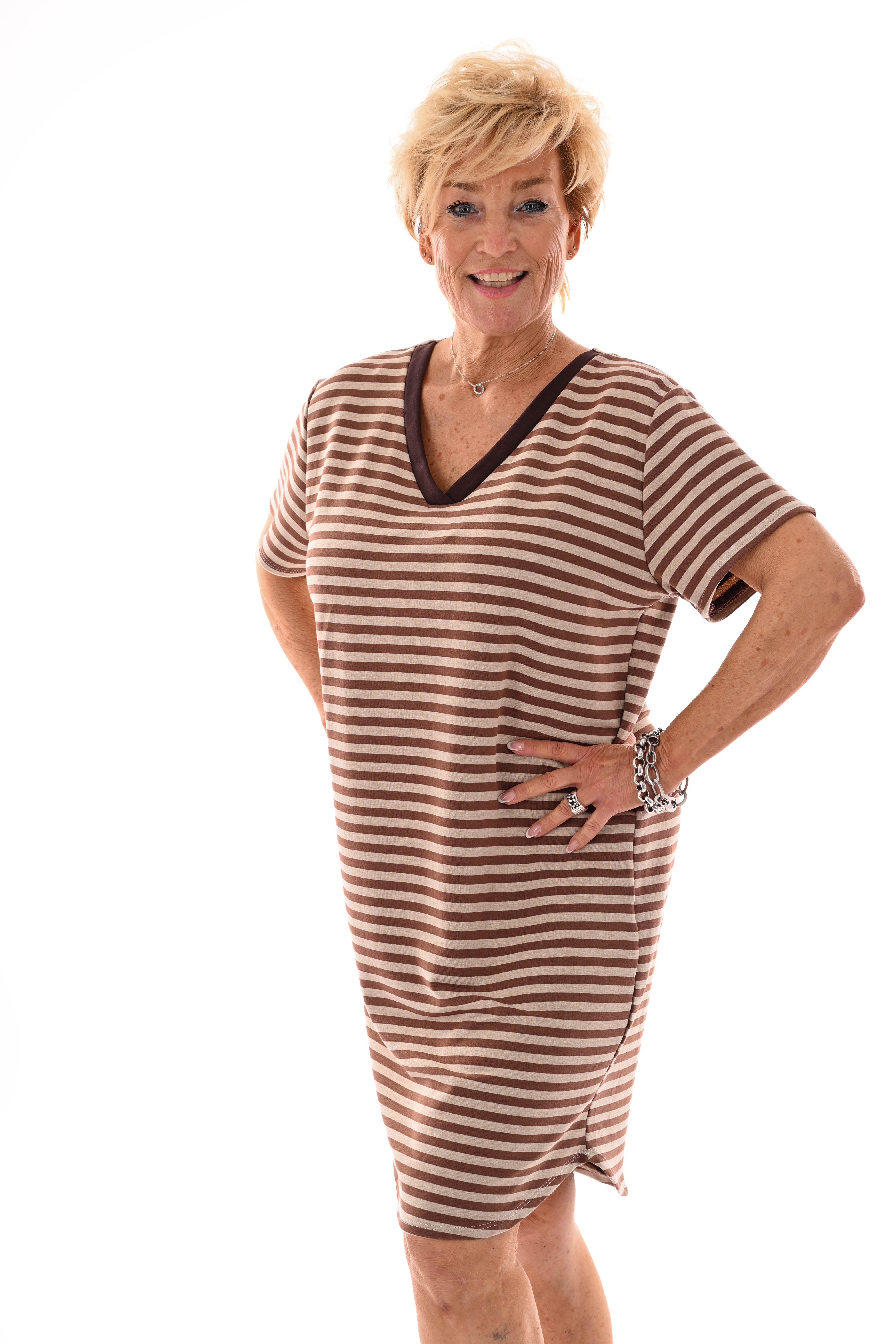 Korte sweaterdress gestreept met v-hals beige/bruin