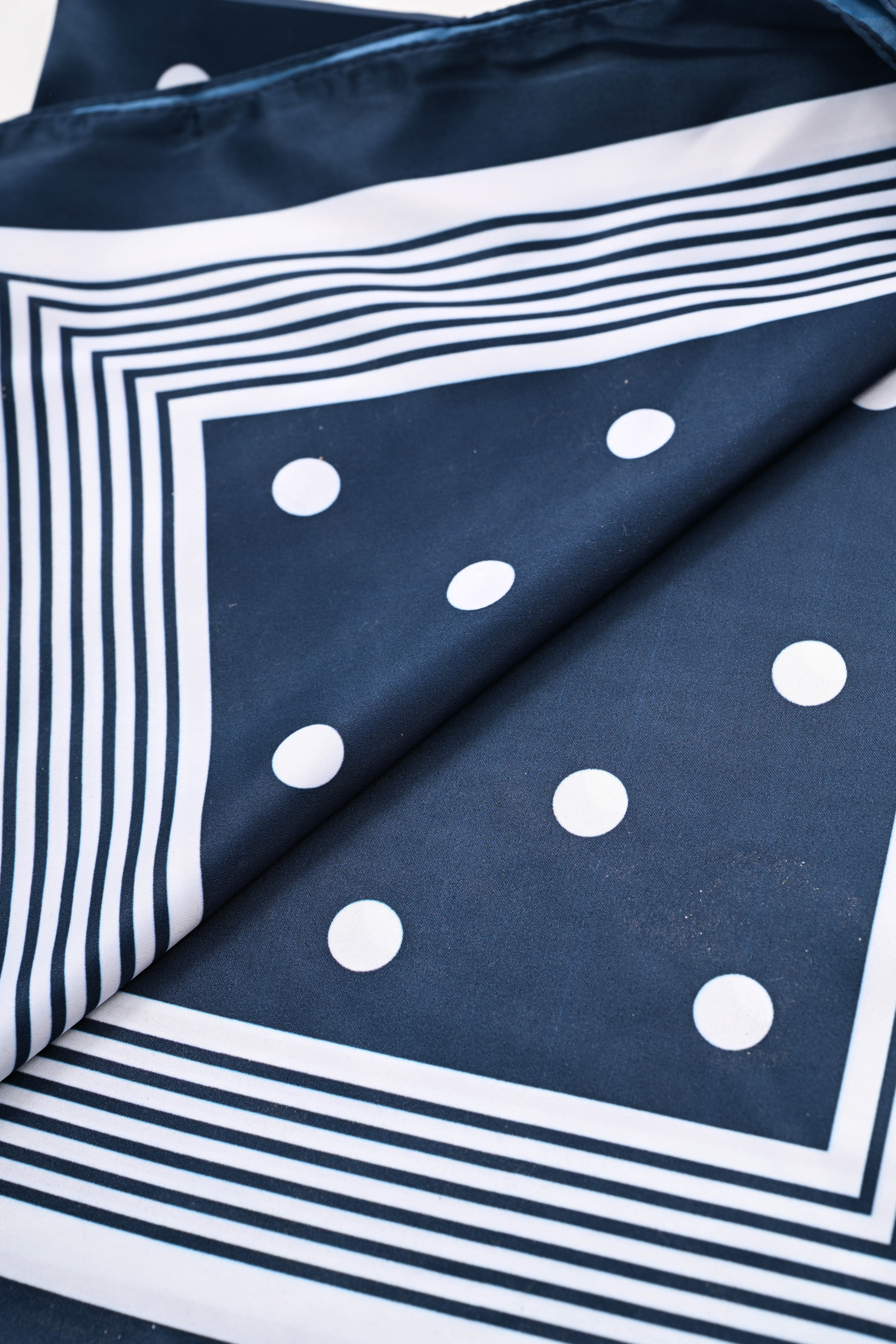 Kort sjaaltje grote dots marineblauw