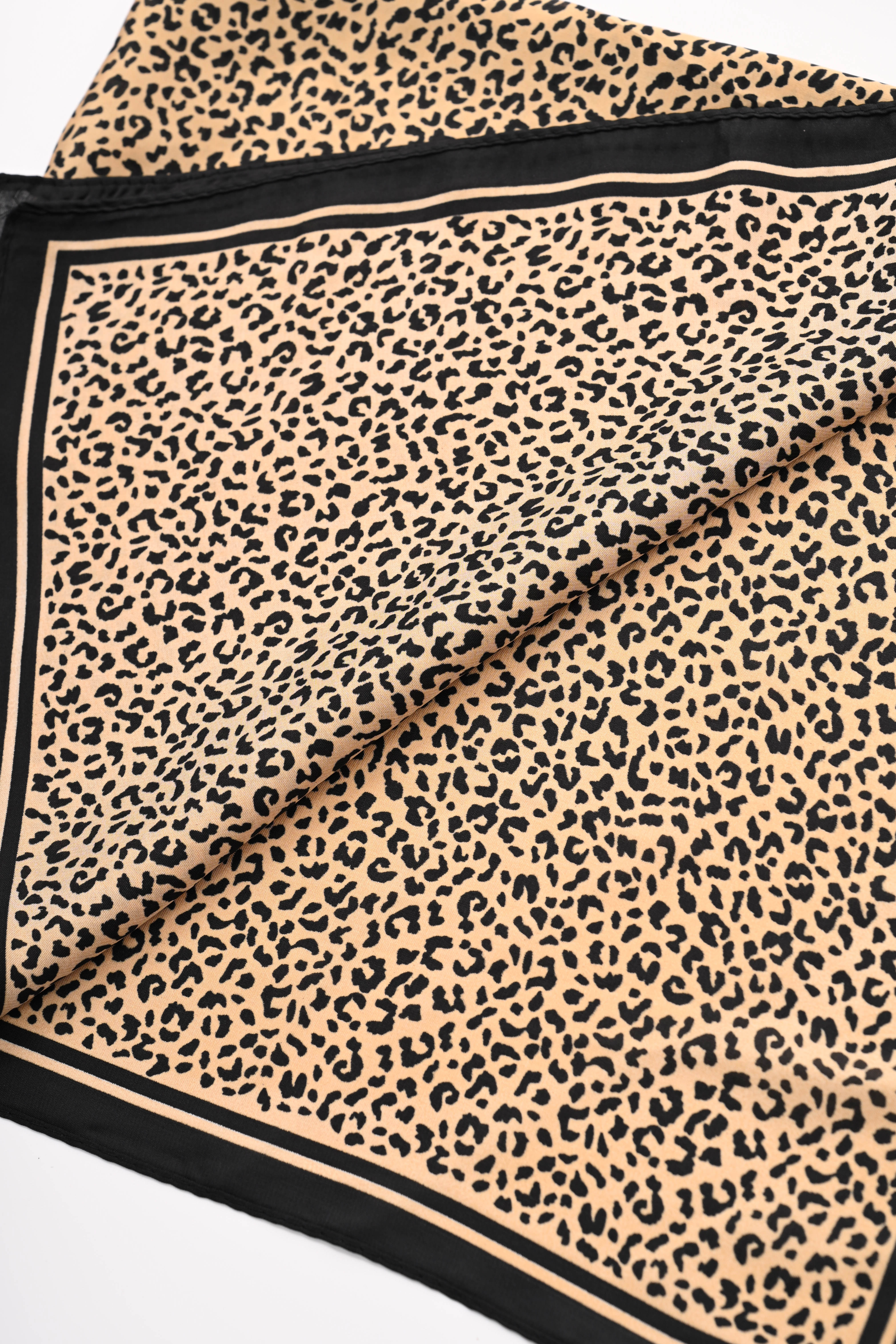 Kort sjaaltje kleine panterprint zwart/beige