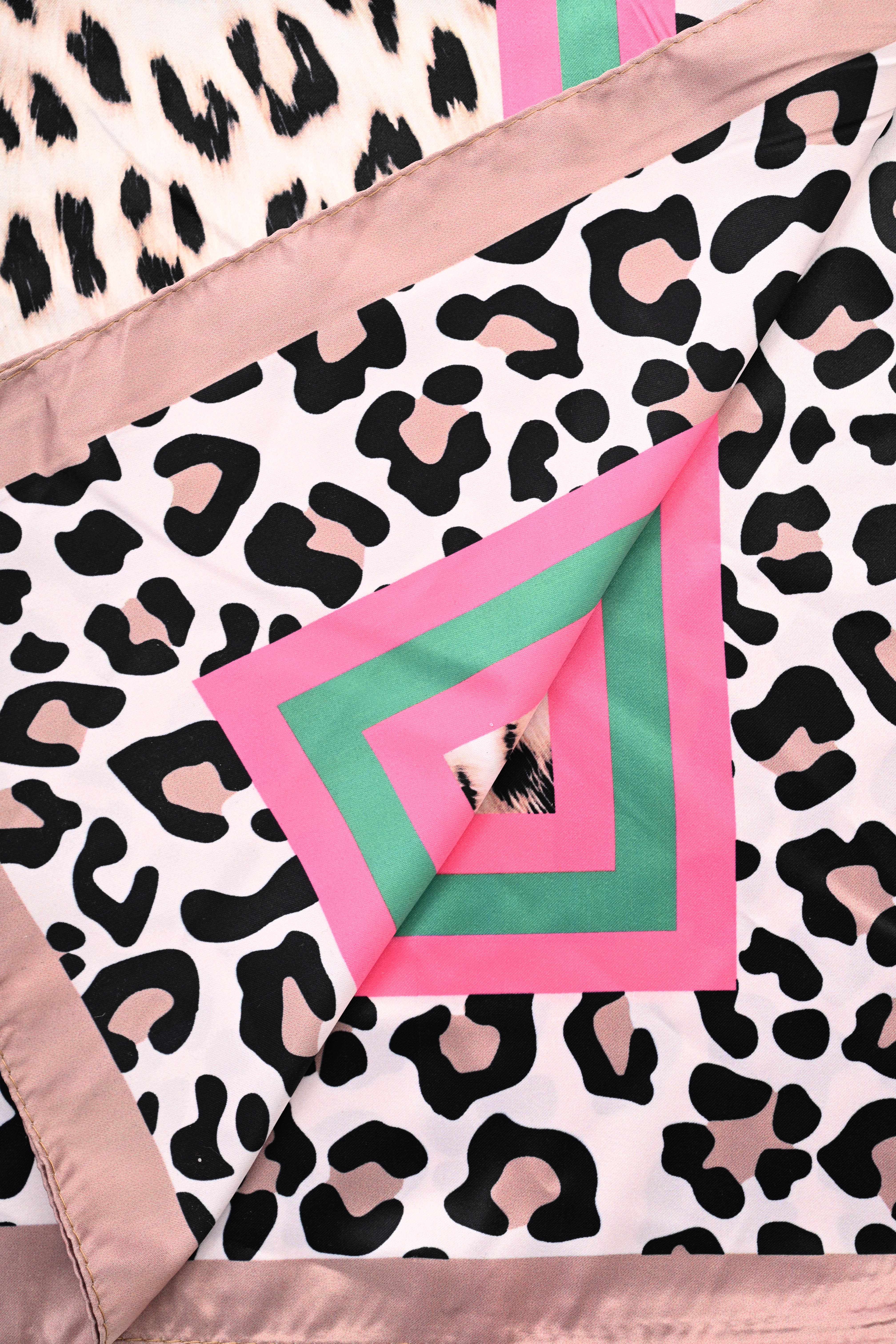 Kort sjaaltje grote panterprint beige/roze