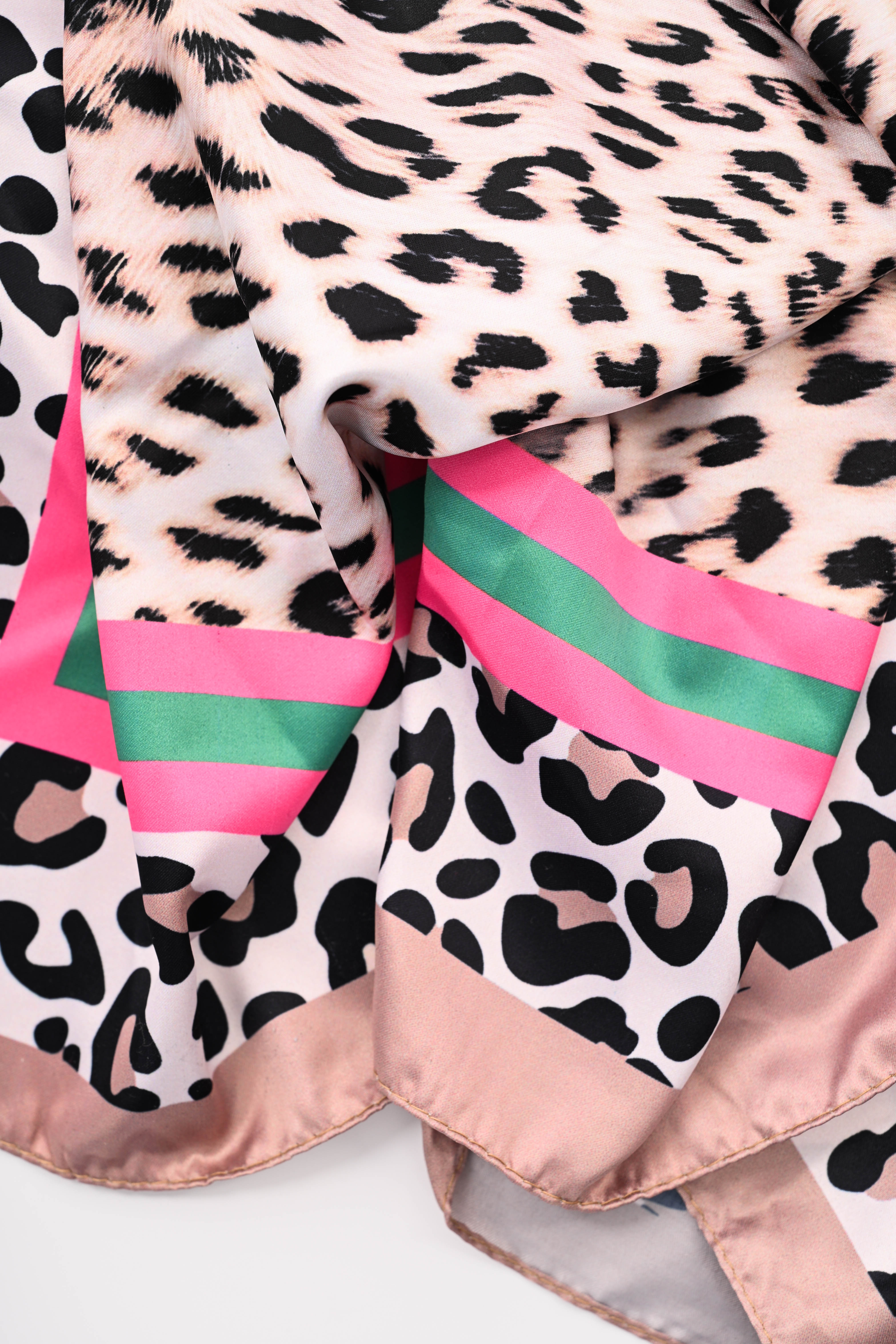 Kort sjaaltje grote panterprint beige/roze