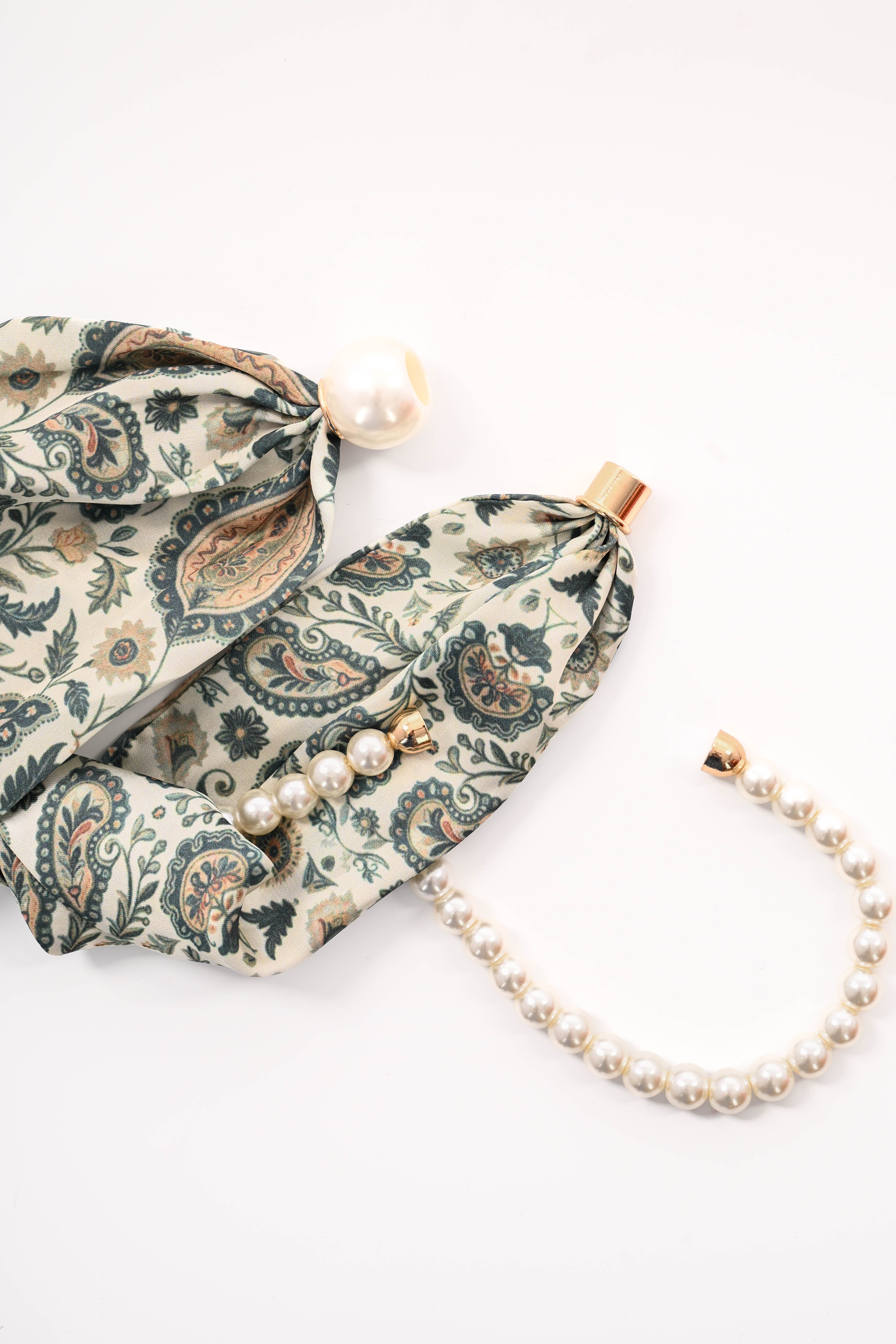 Kort sjaaltje parel met magneet met ketting paisley legergroen