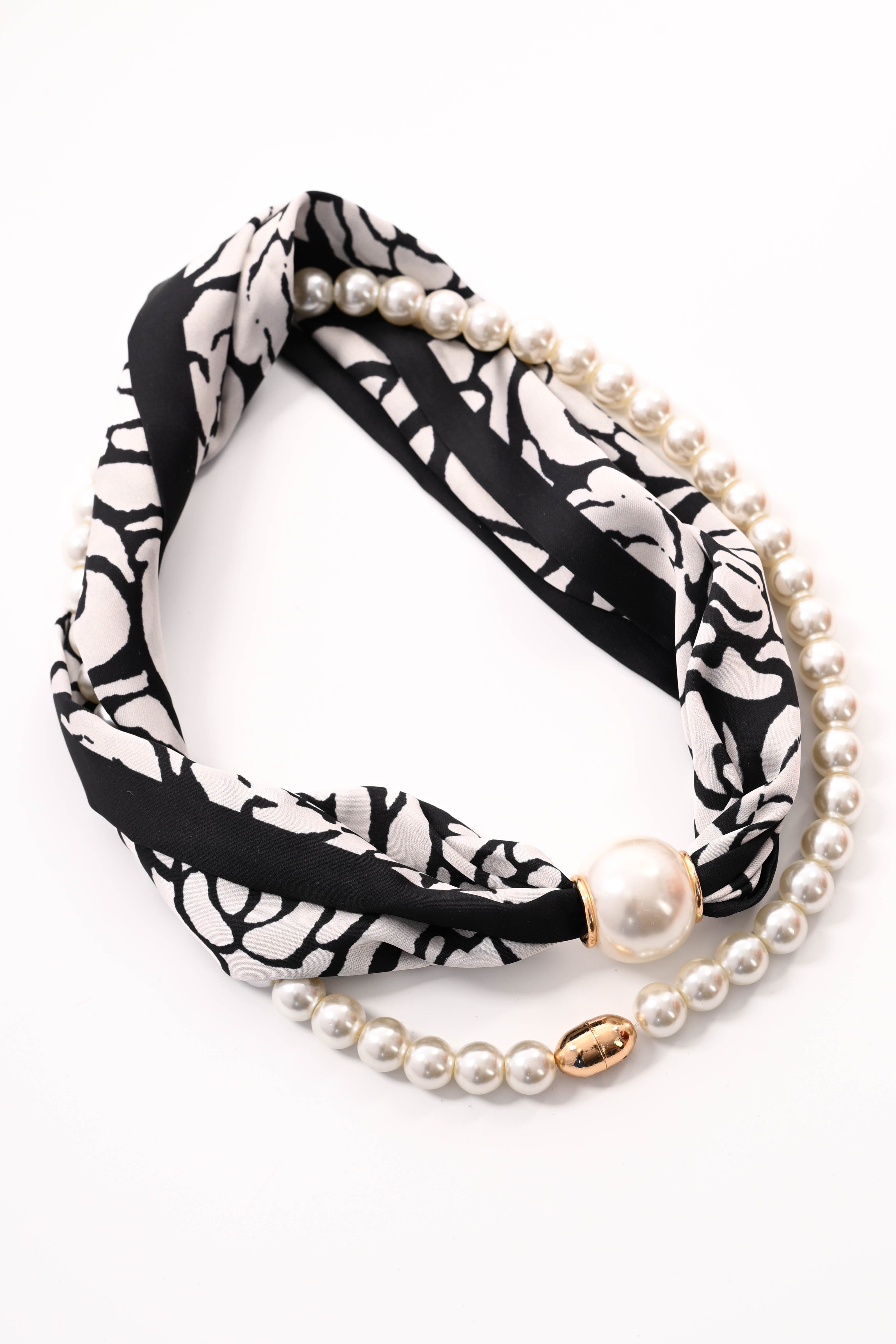 Kort sjaaltje parel met magneet met ketting roos zwart/wit