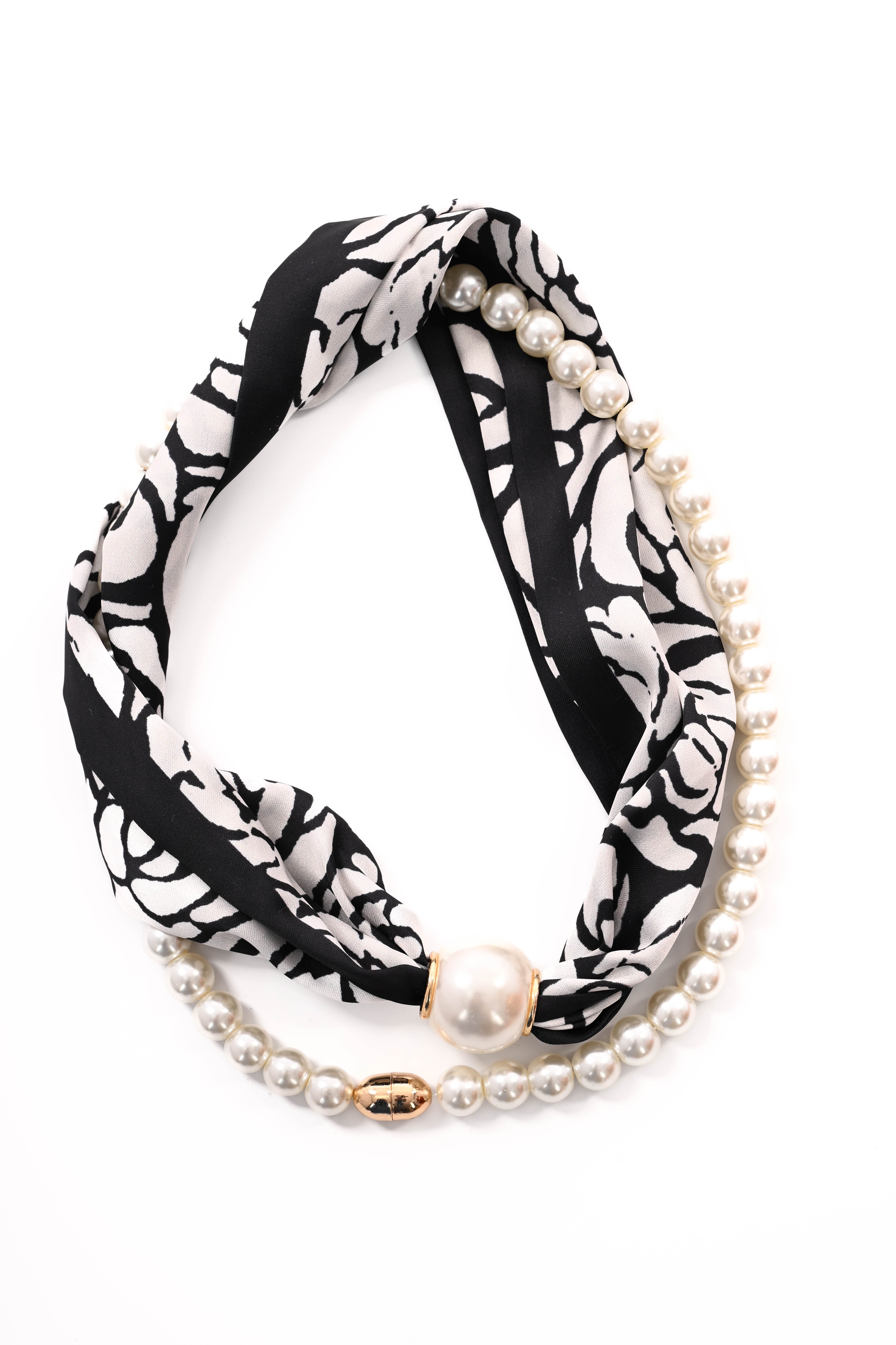 Kort sjaaltje parel met magneet met ketting roos zwart/wit