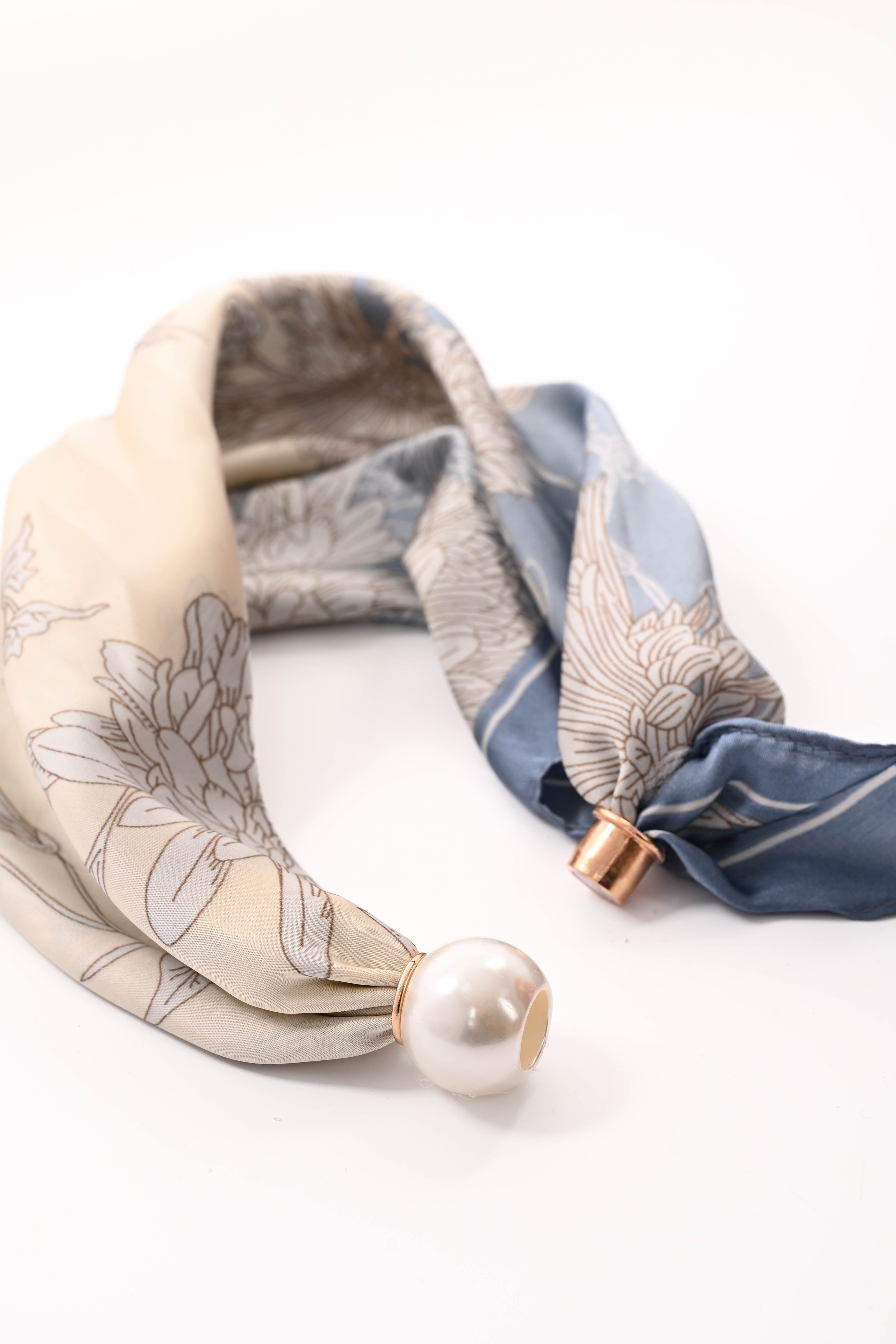 Kort sjaaltje parel met magneet bloemen jeansblauw/creme