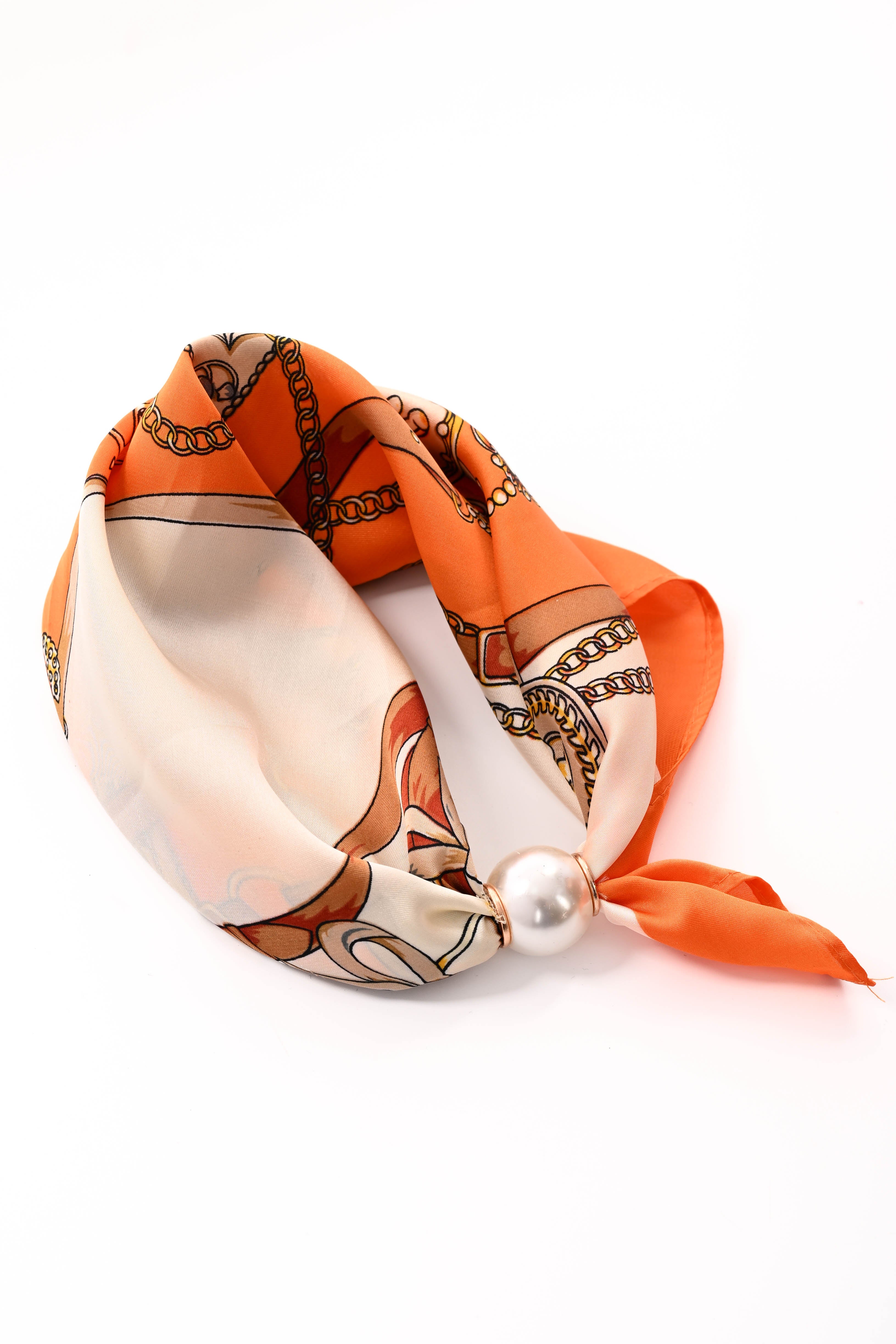 Kort sjaaltje parel met magneet ketting oranje