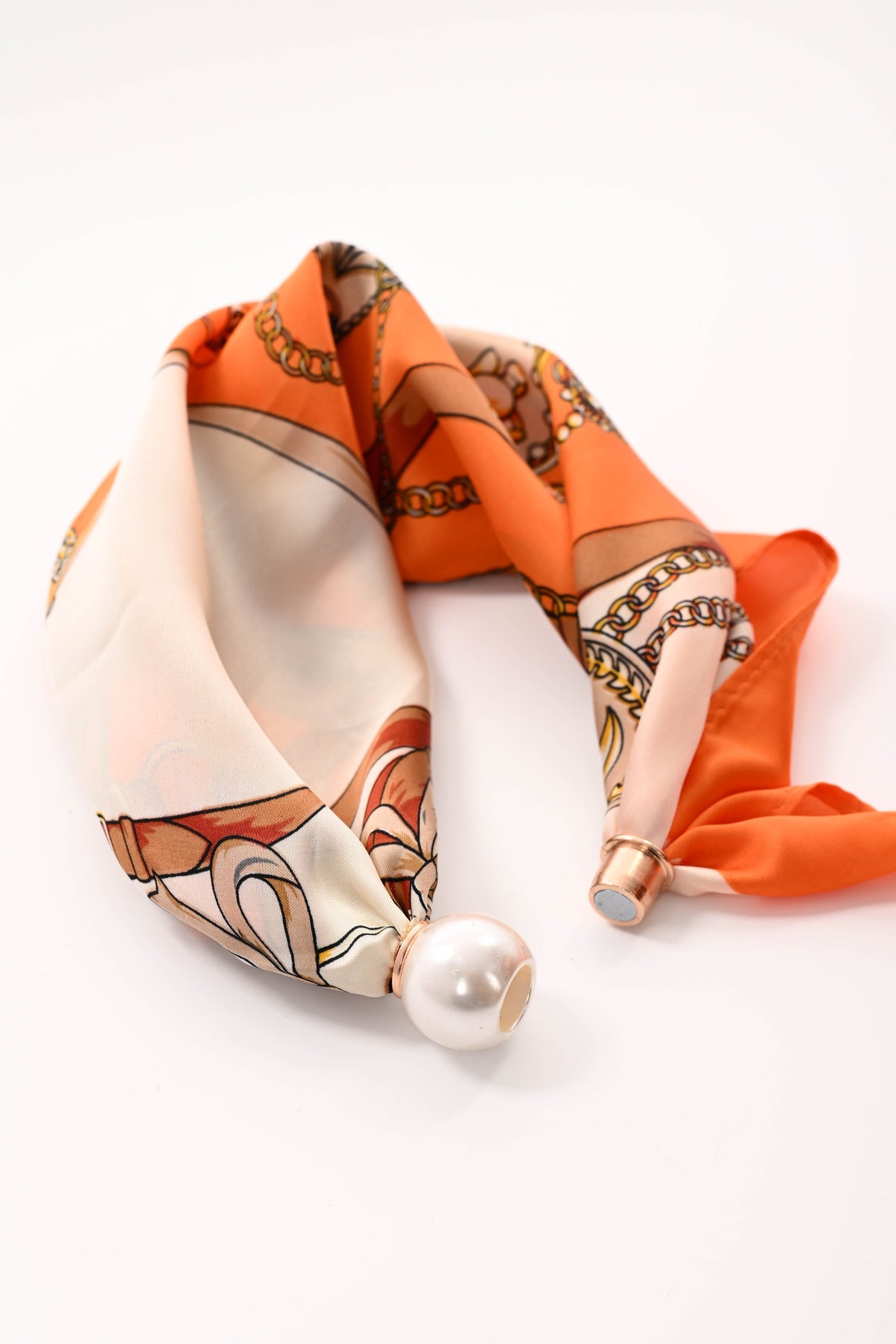 Kort sjaaltje parel met magneet ketting oranje