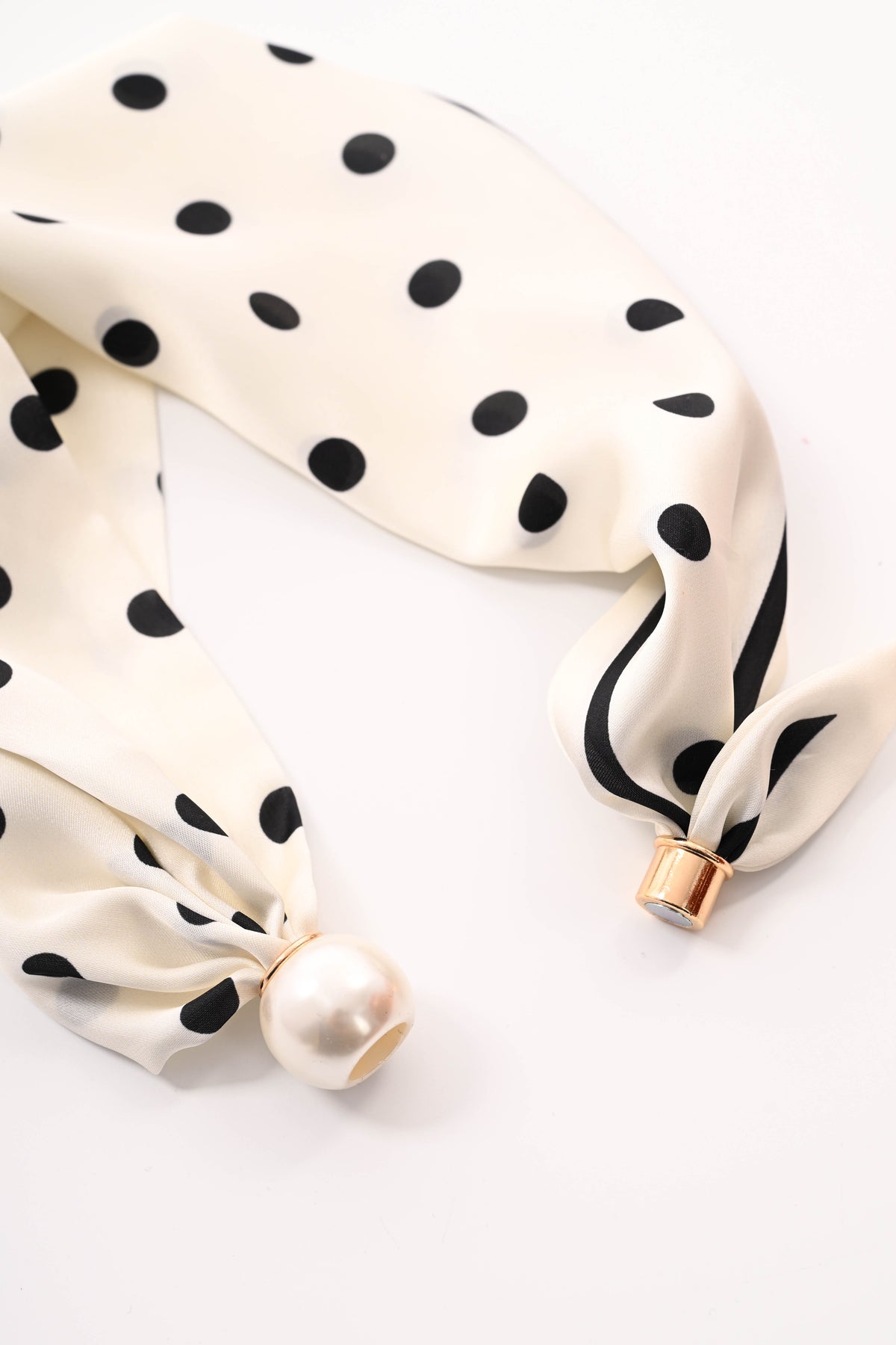 Kort sjaaltje parel met magneet dots roomwit