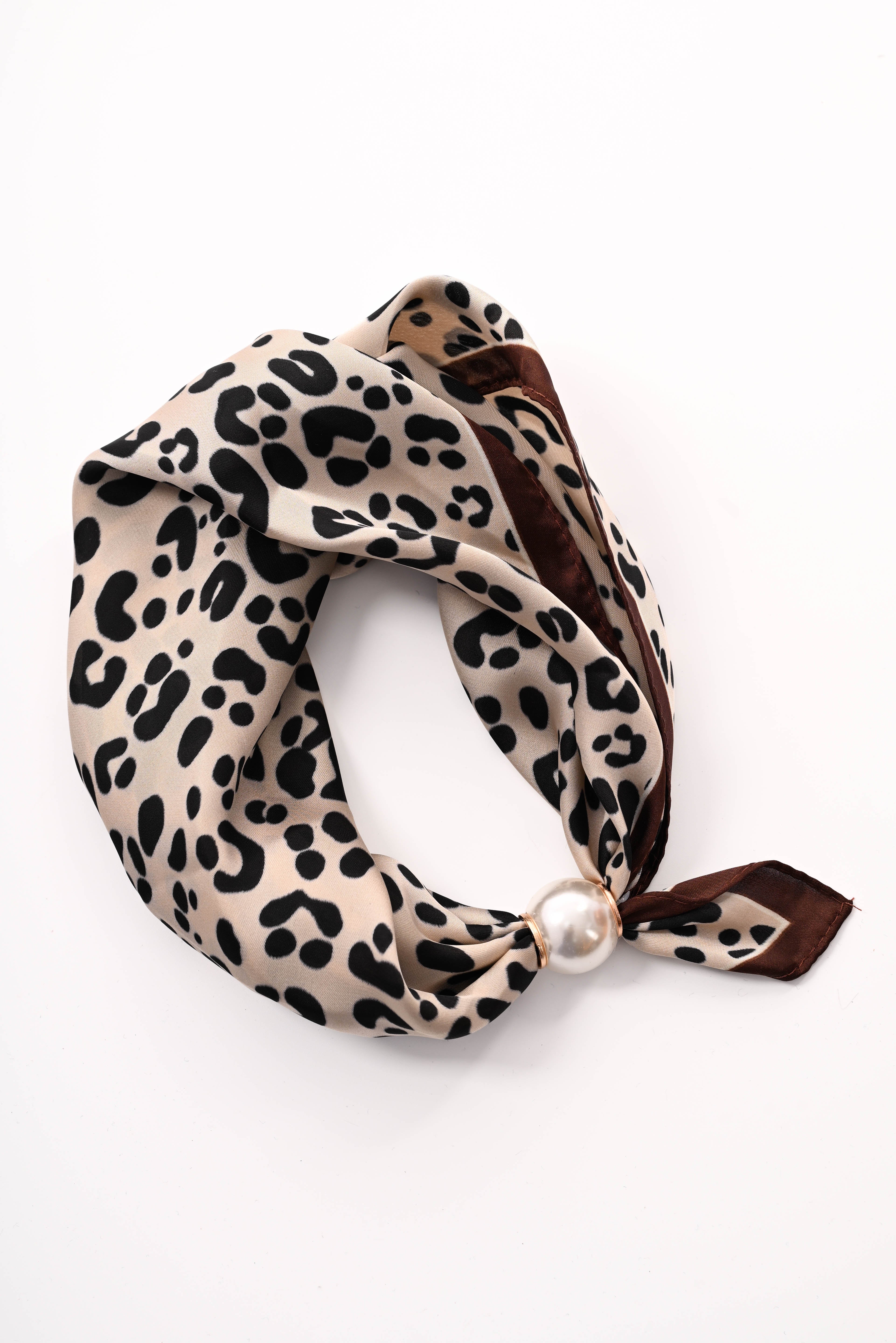 Kort sjaaltje parel met magneet kleine panter beige