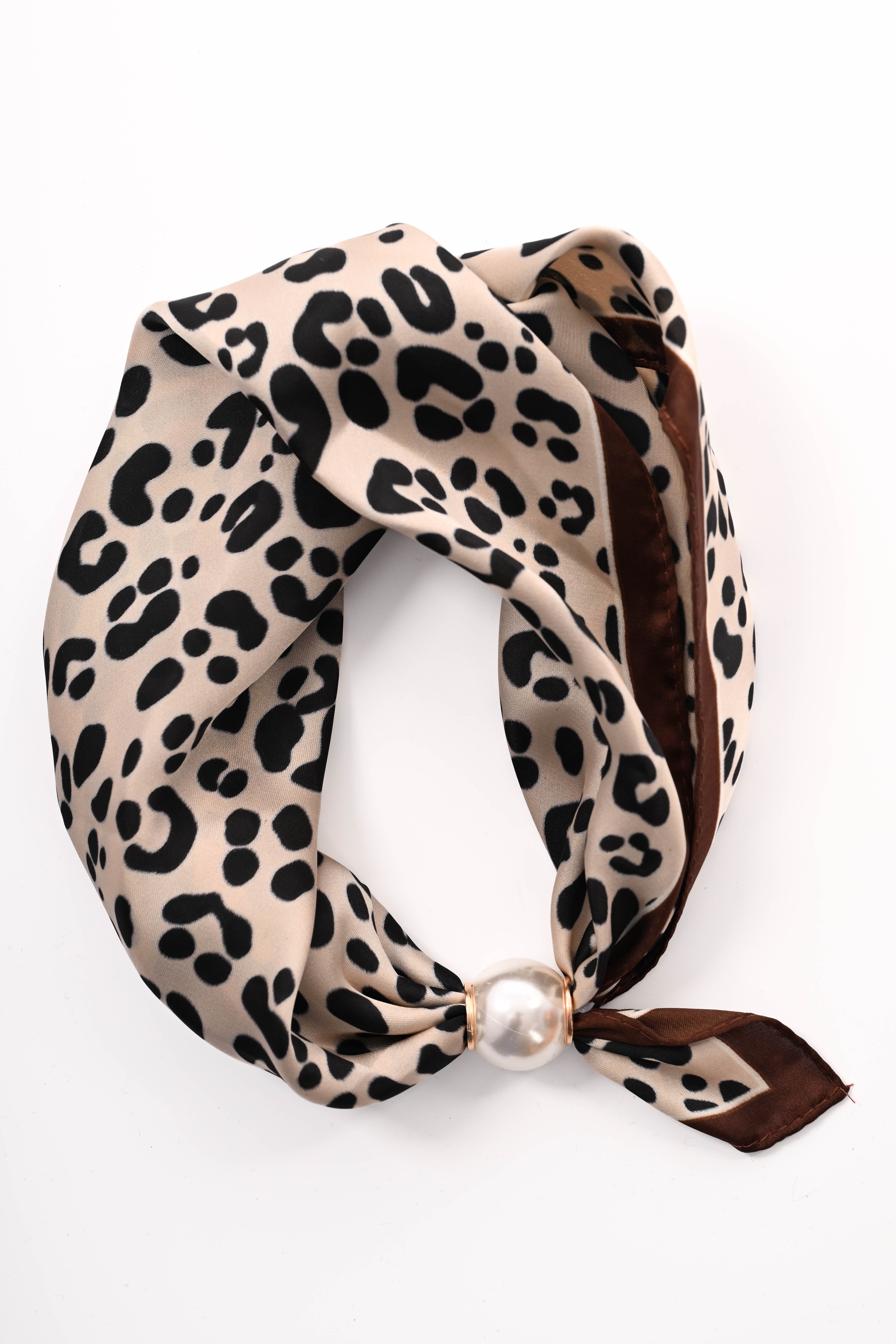 Kort sjaaltje parel met magneet kleine panter beige