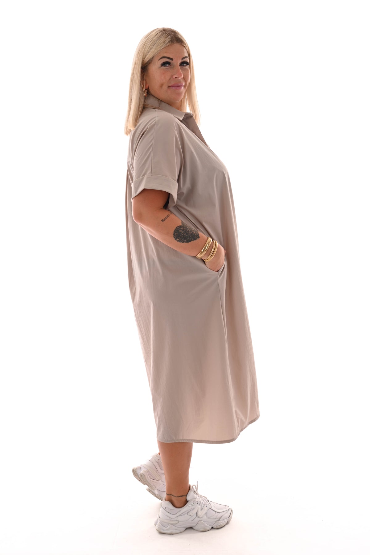 Lange blouse korte mouwen broche taupe