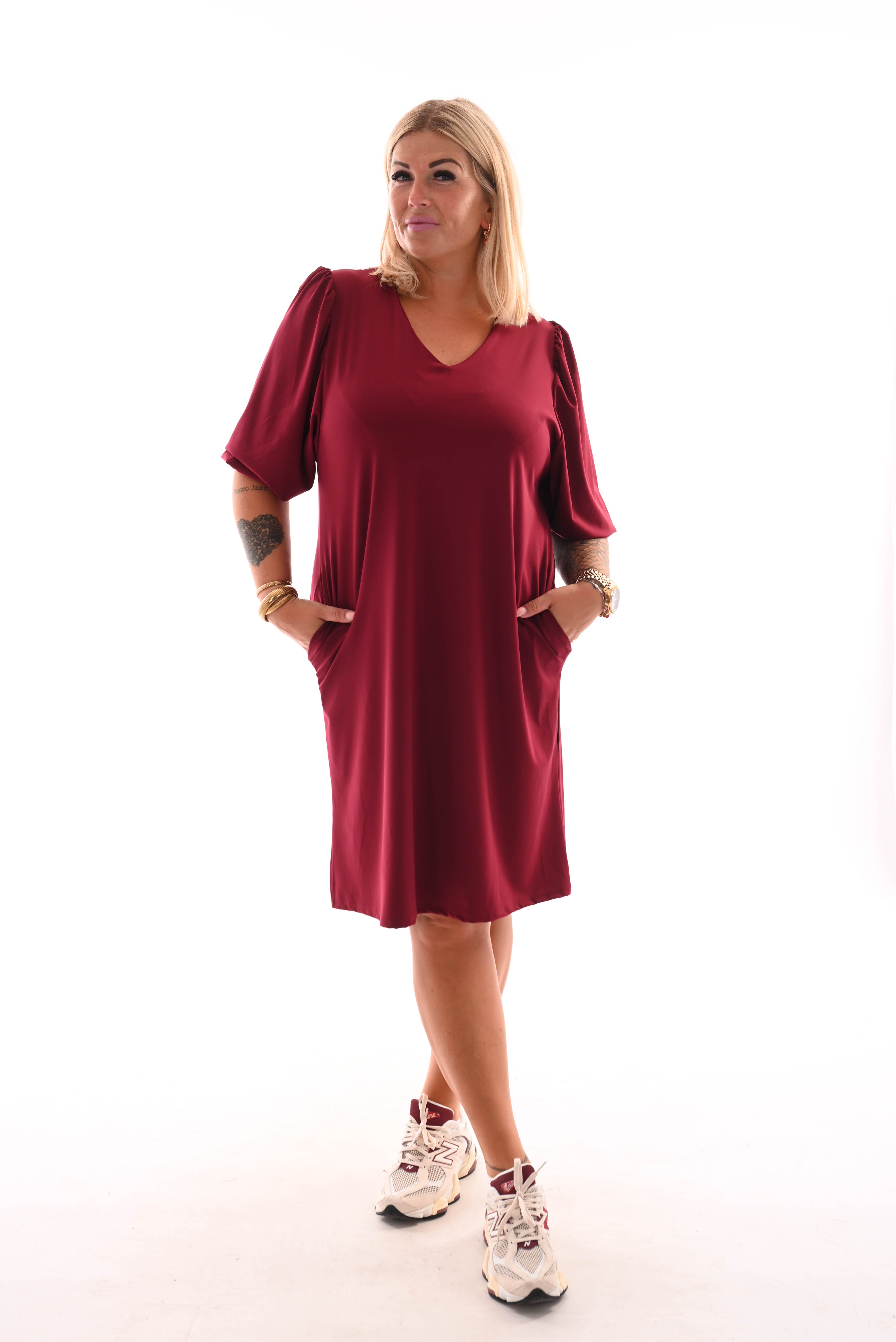 Travel jurk v-hals 3/4e pofmouwen bordeaux