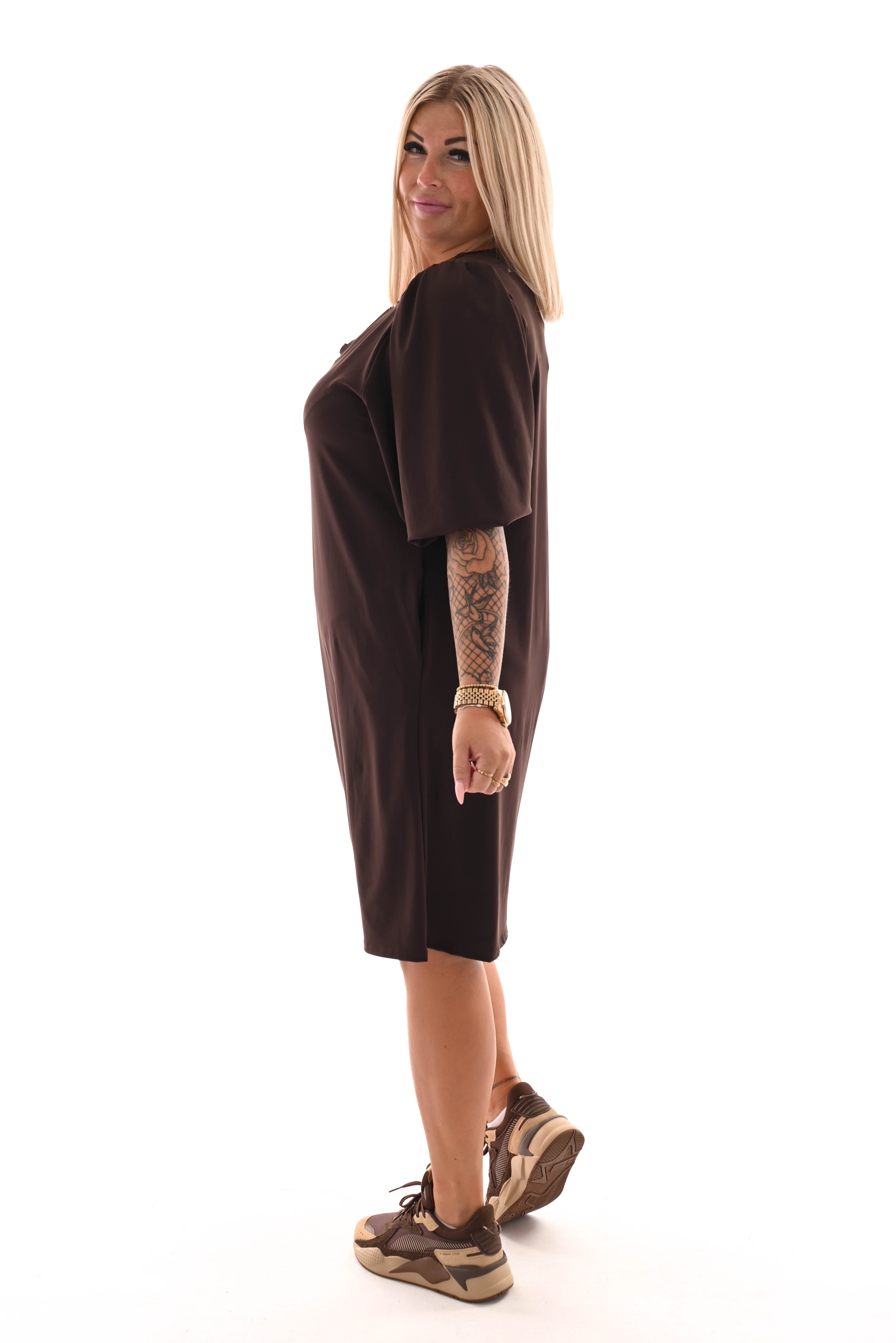 Travel jurk v-hals 3/4e pofmouwen bruin