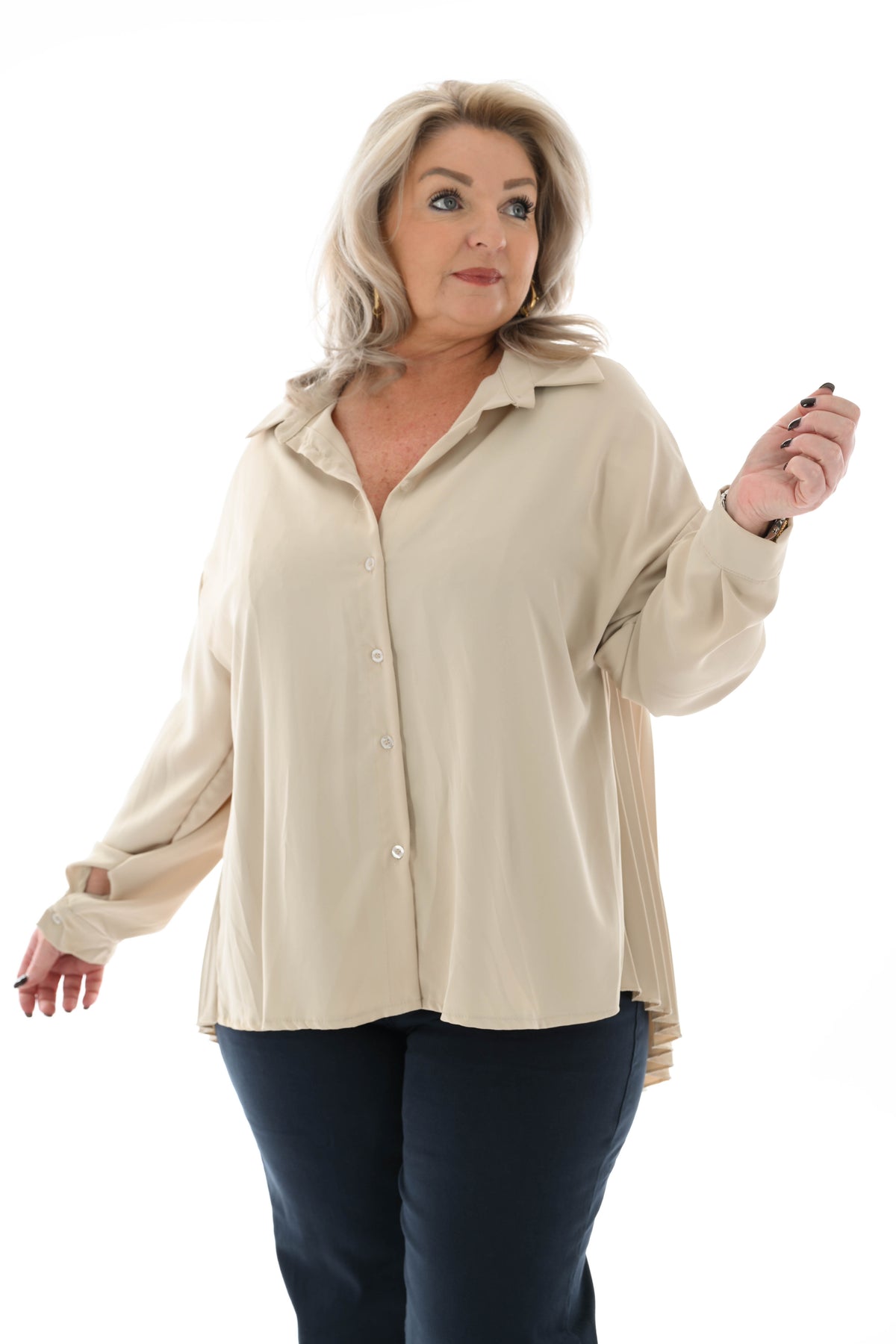 Doorknoop blouse uni plisse rug beige