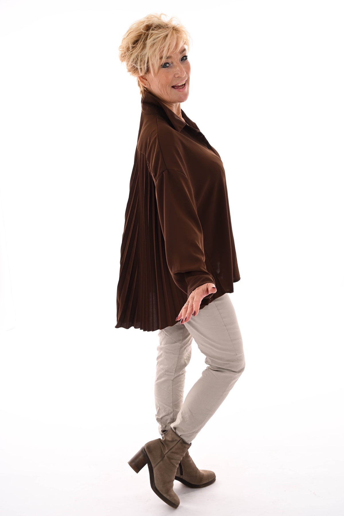 Doorknoop blouse uni plisse rug bruin