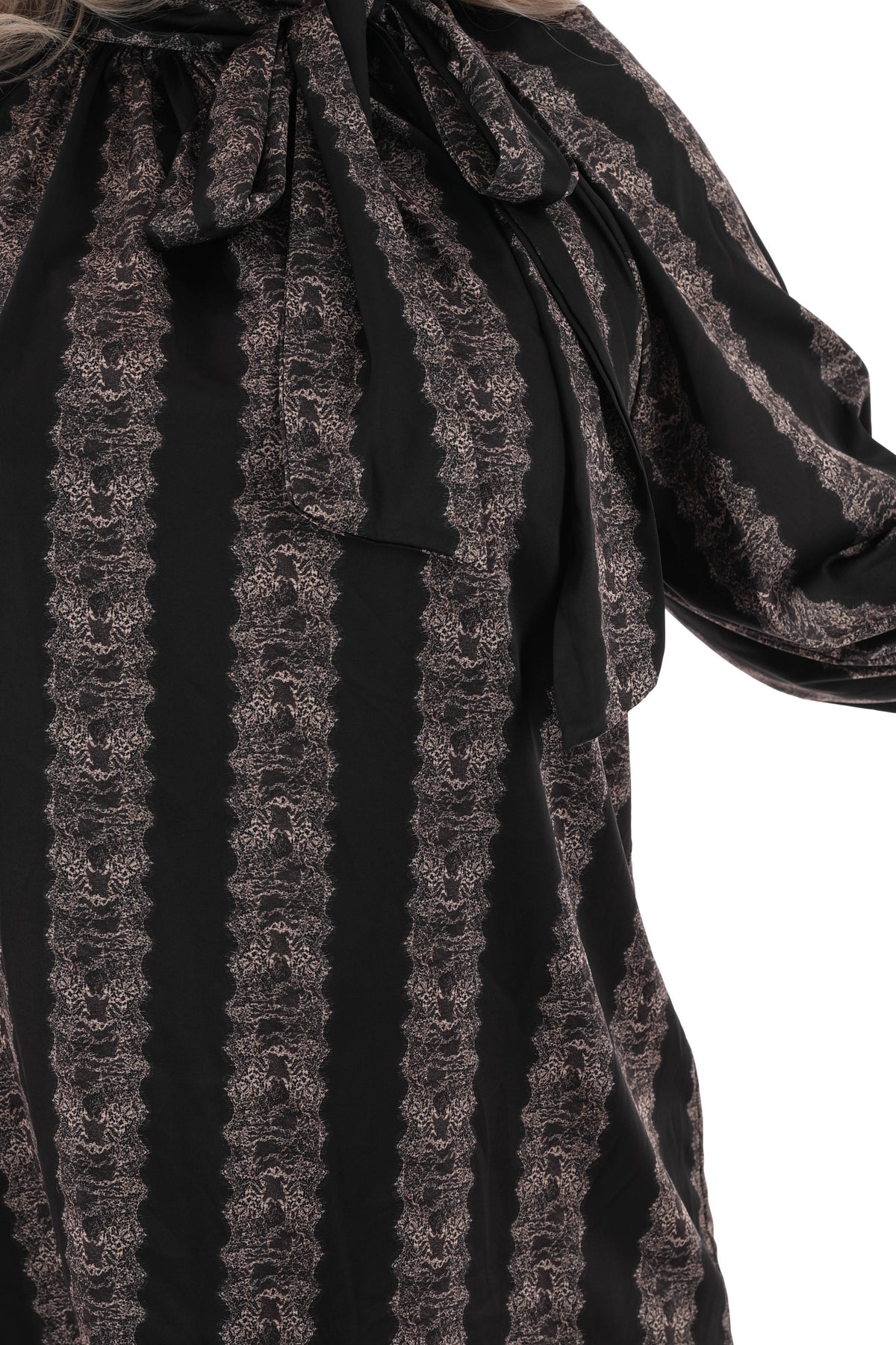 Silky blouse met strik kant detail zwart