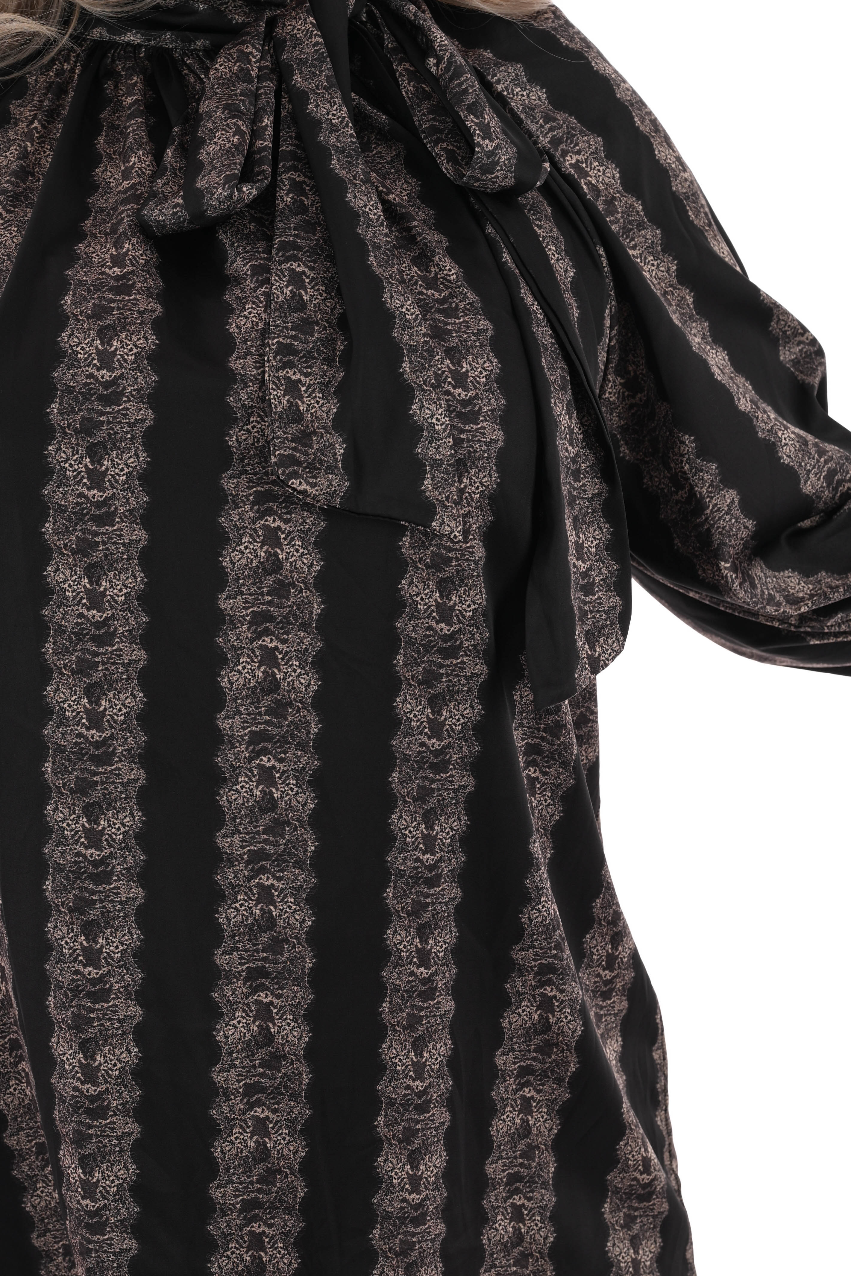 Silky blouse met strik kant detail zwart