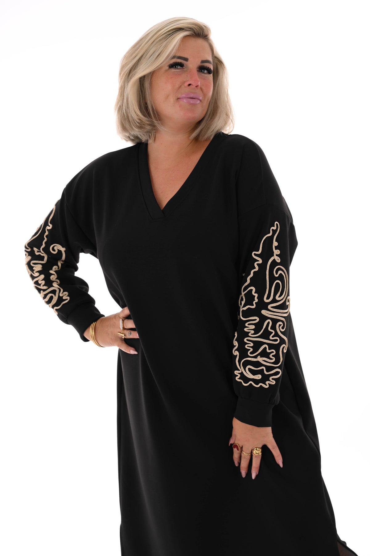 Sweaterdress gouden borduursels zwart