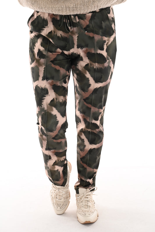 Travel broek giraffe print legergroen