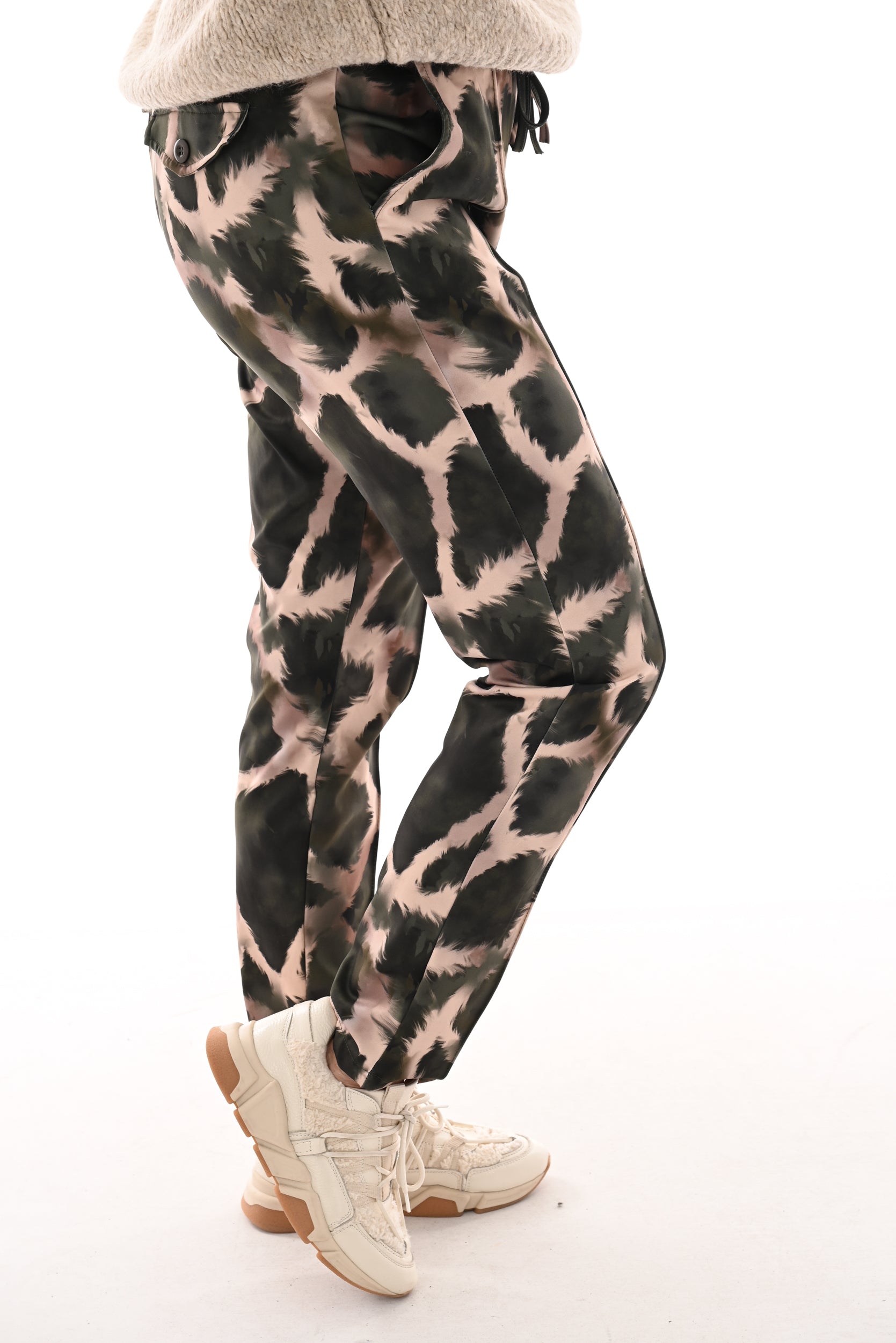 Travel broek giraffe print legergroen