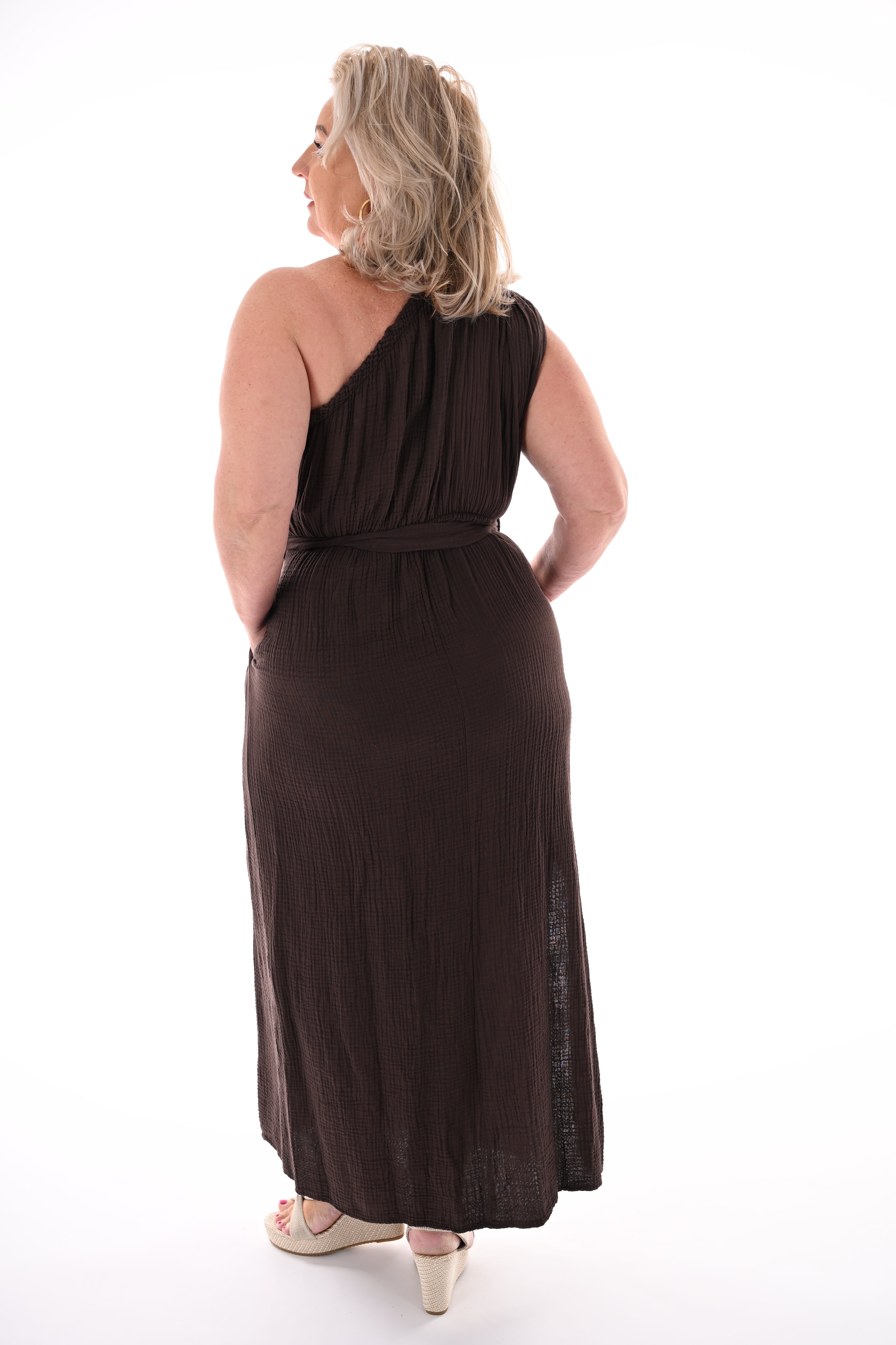 Lange wafel jurk one-shoulder donkerbruin