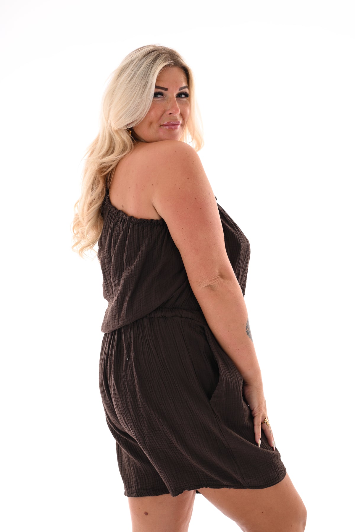 One-sleeve wafel playsuit donkerbruin