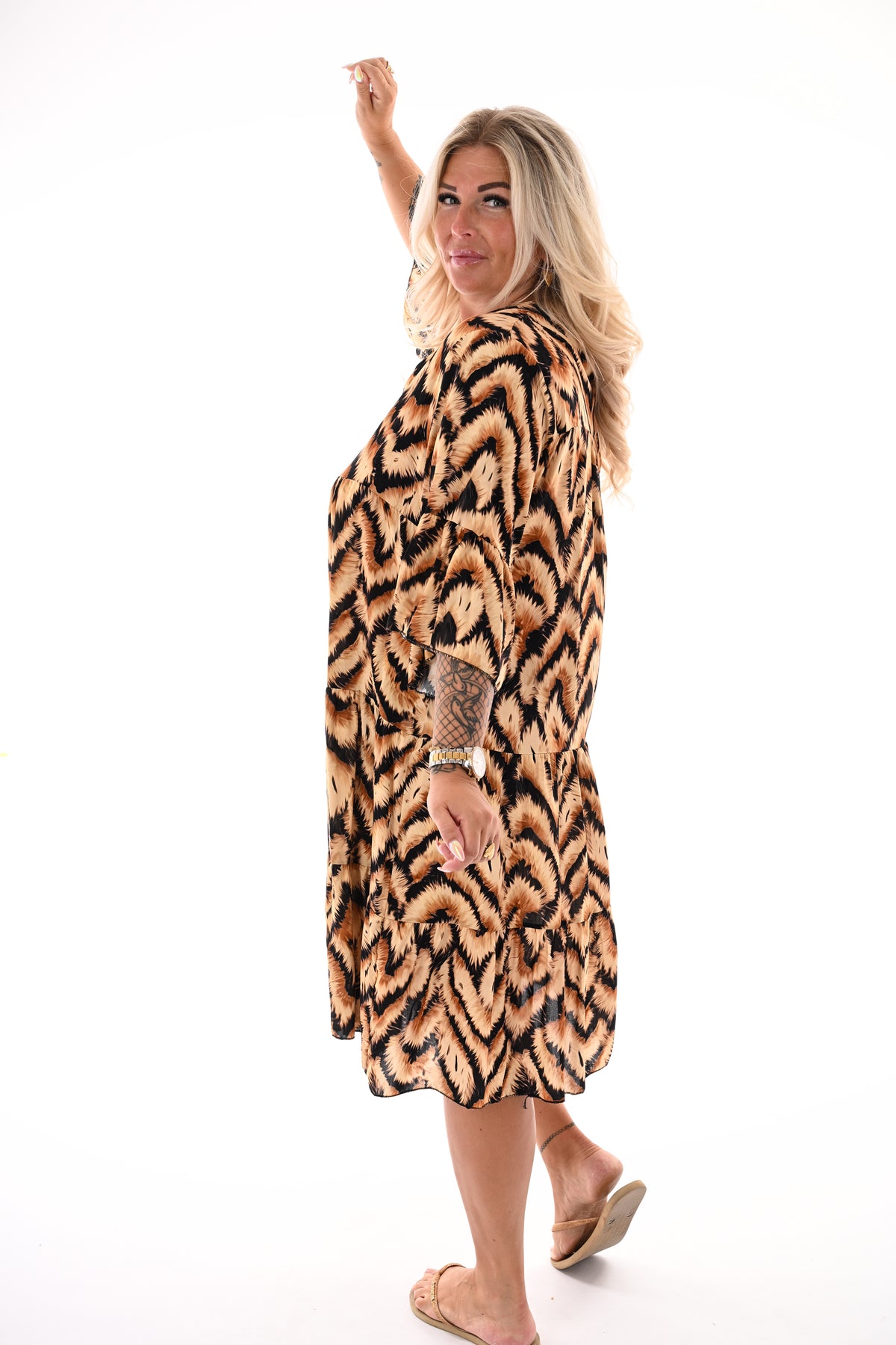 Half lange jurk v-hals stroken print abstract beige