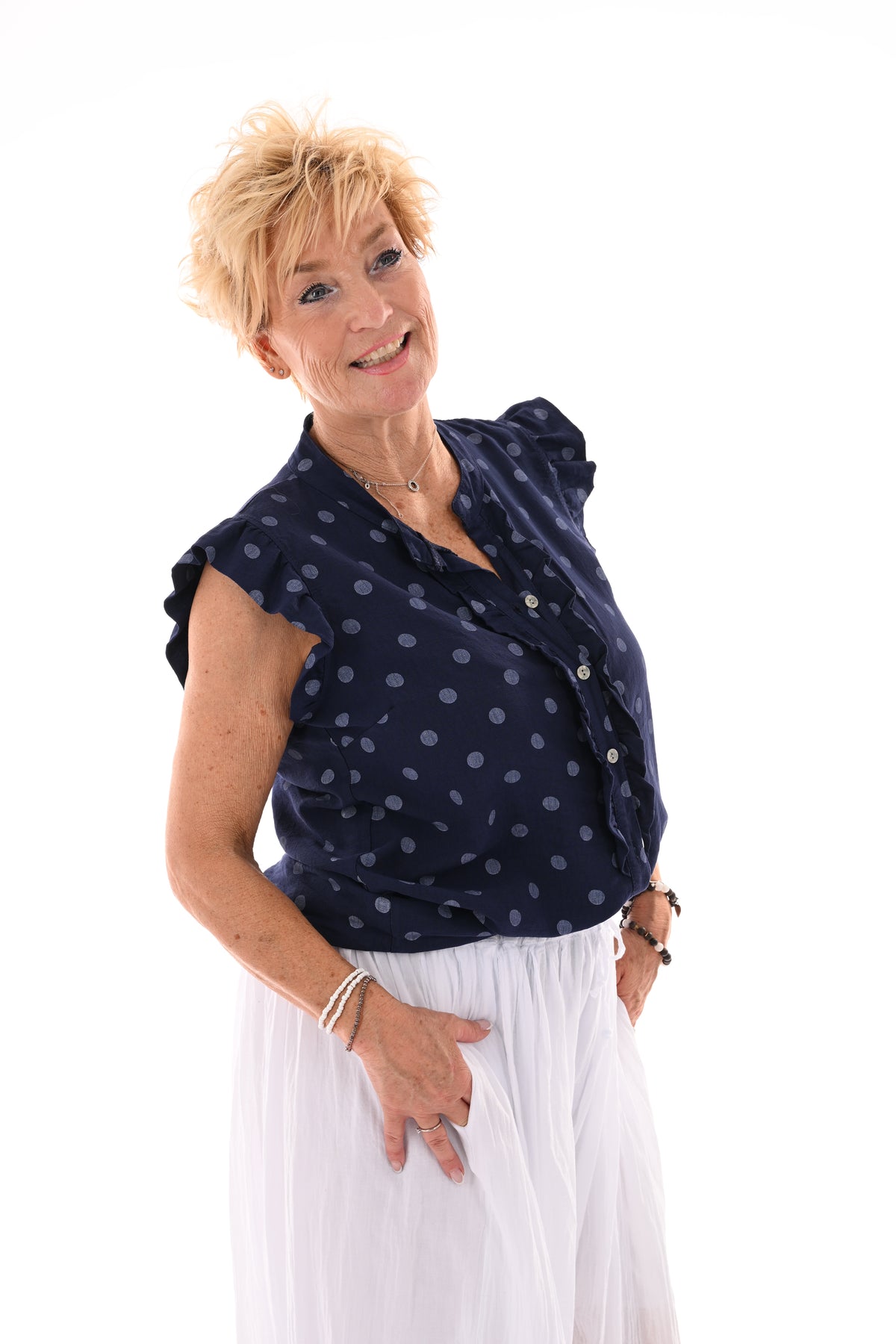 Dots blouse mouwloos met roezels marineblauw