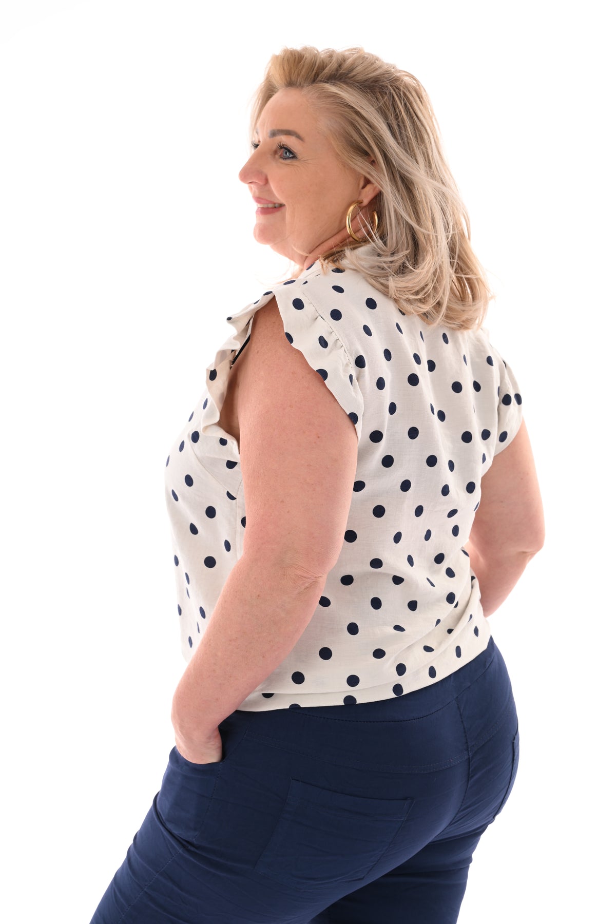 Dots blouse mouwloos met roezels beige