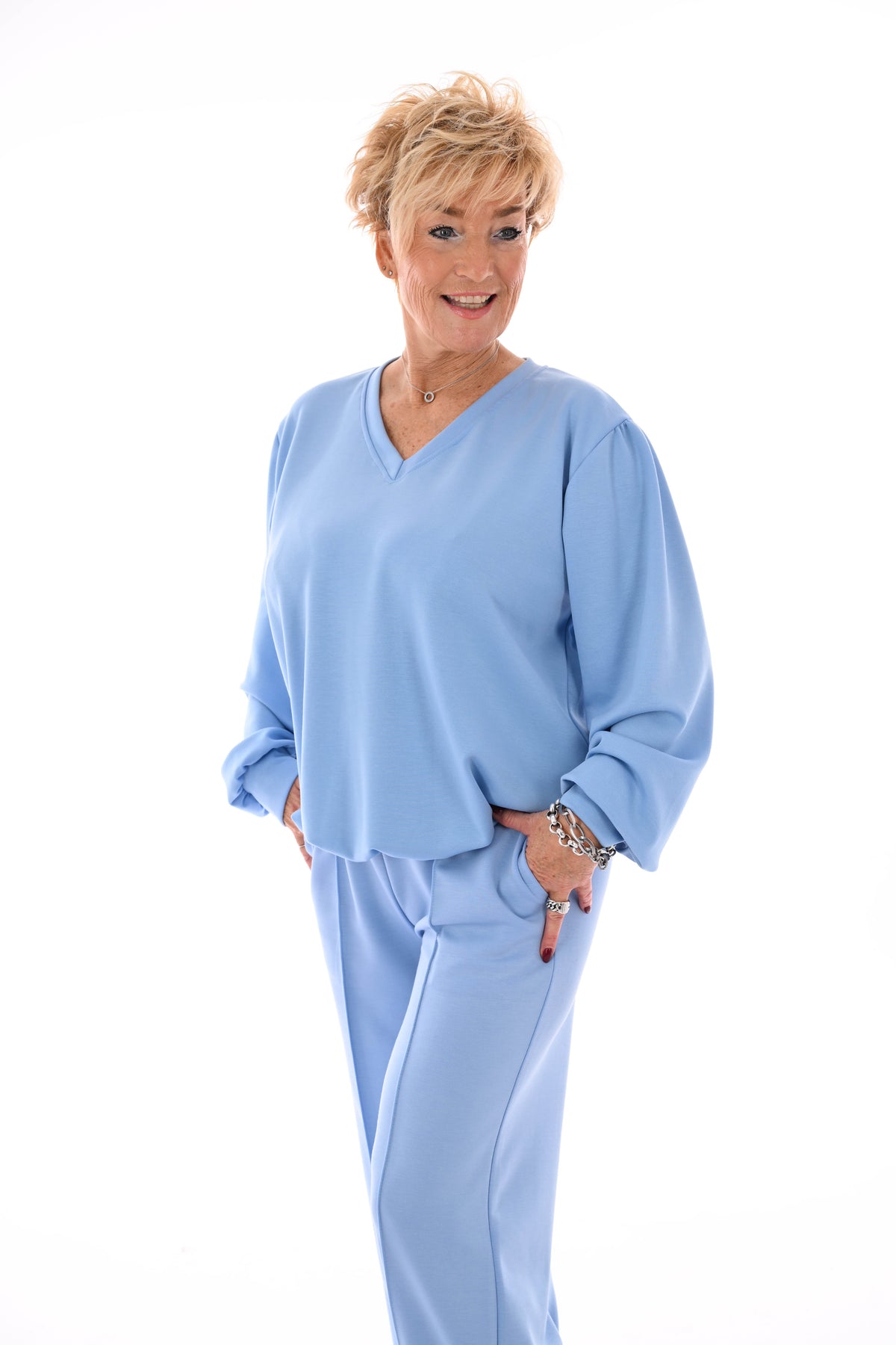 Tweedelig pak v-hals met boord uni lichtblauw