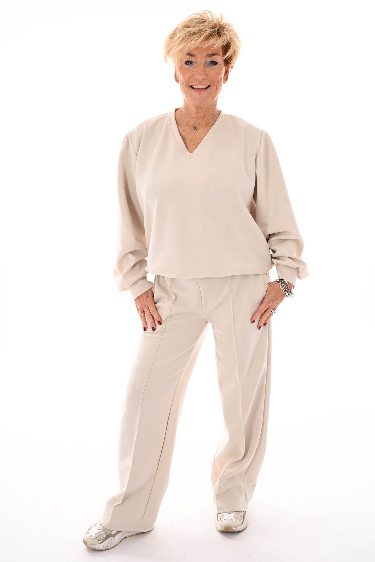 Tweedelig pak v-hals met boord uni beige