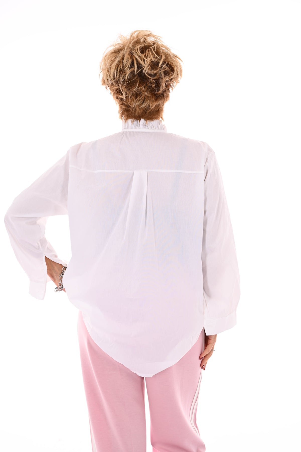 Blouse roezelkraag grote knopen roomwit