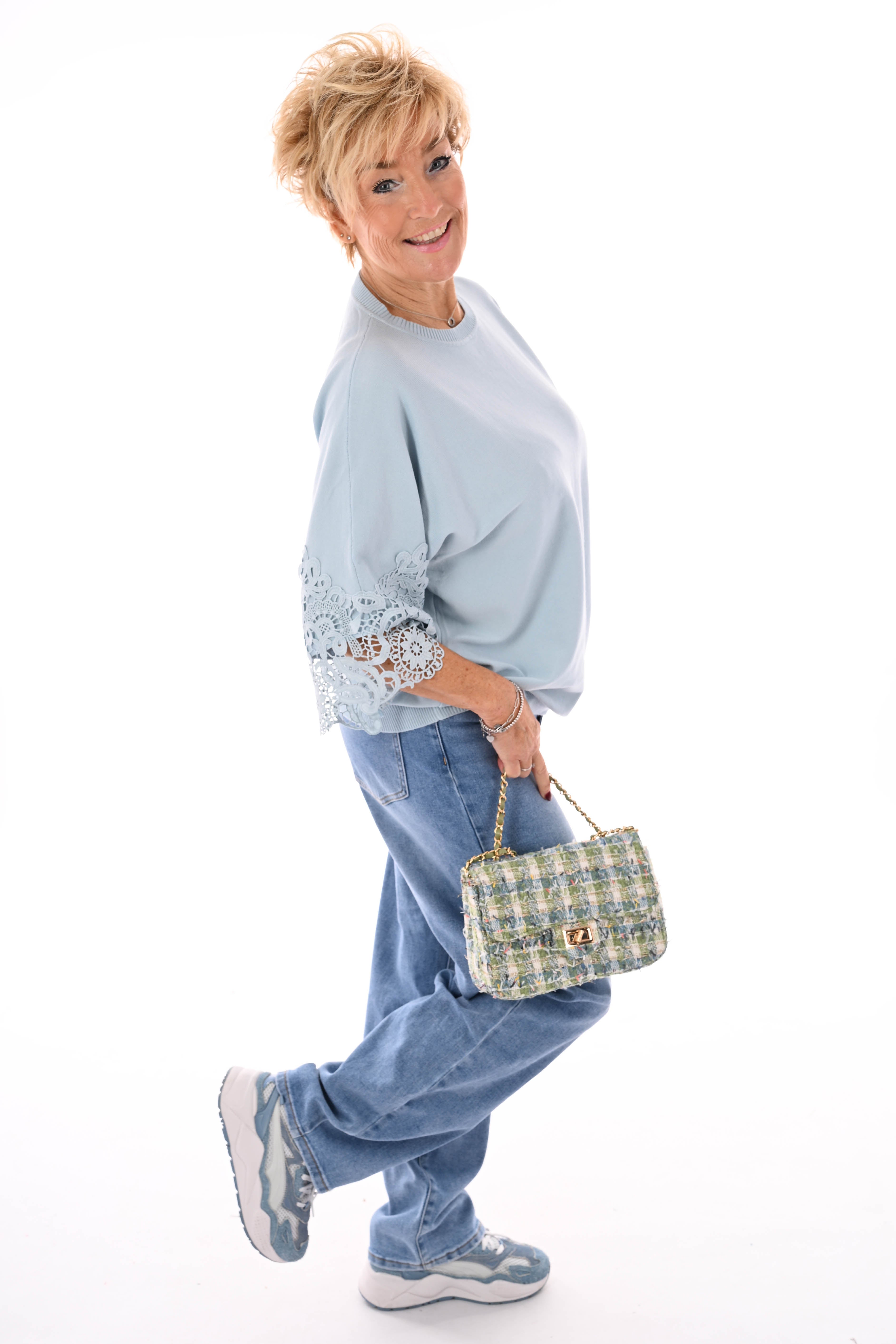 Trui broderie mouwdetail lichtblauw