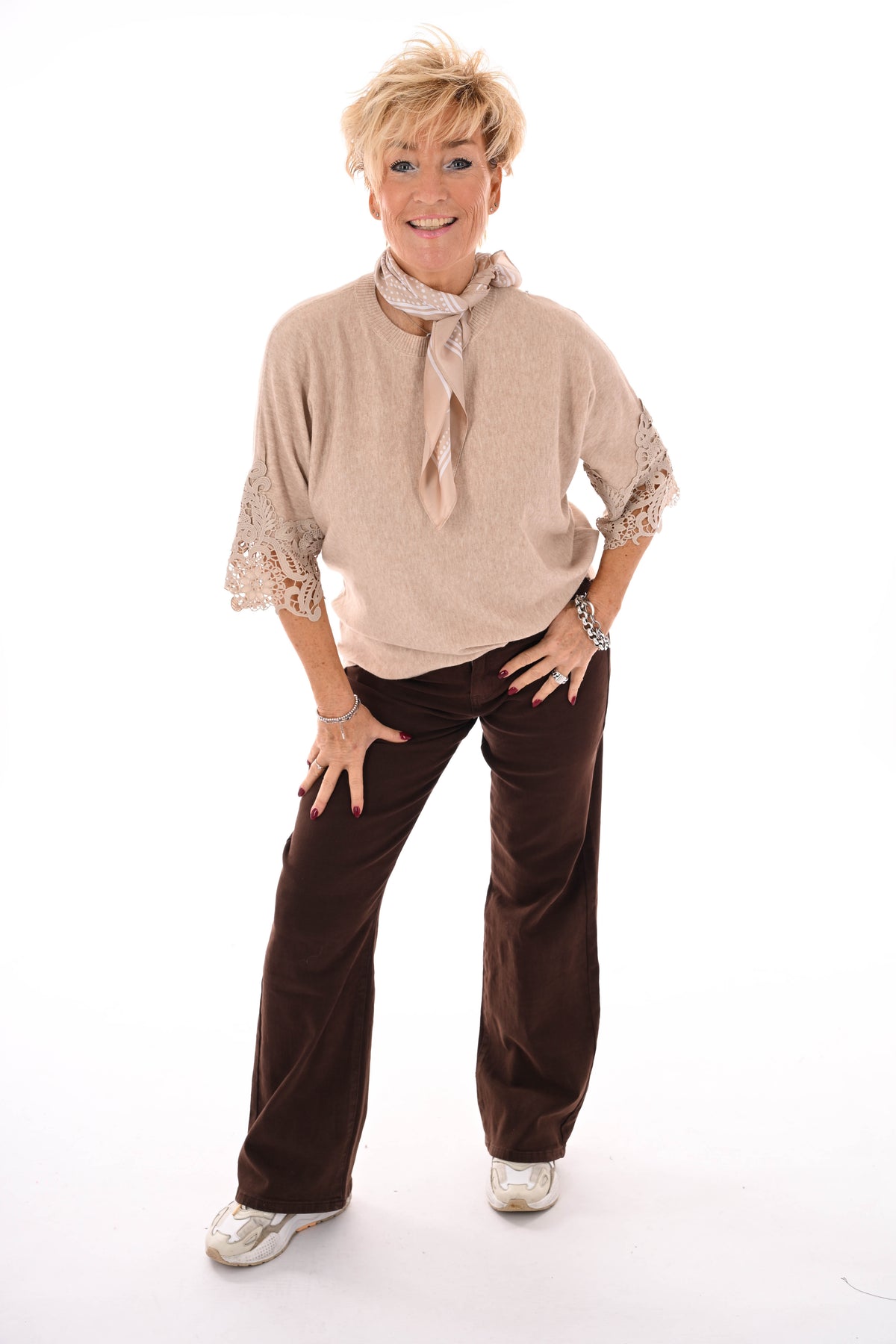 Trui broderie mouwdetail beige