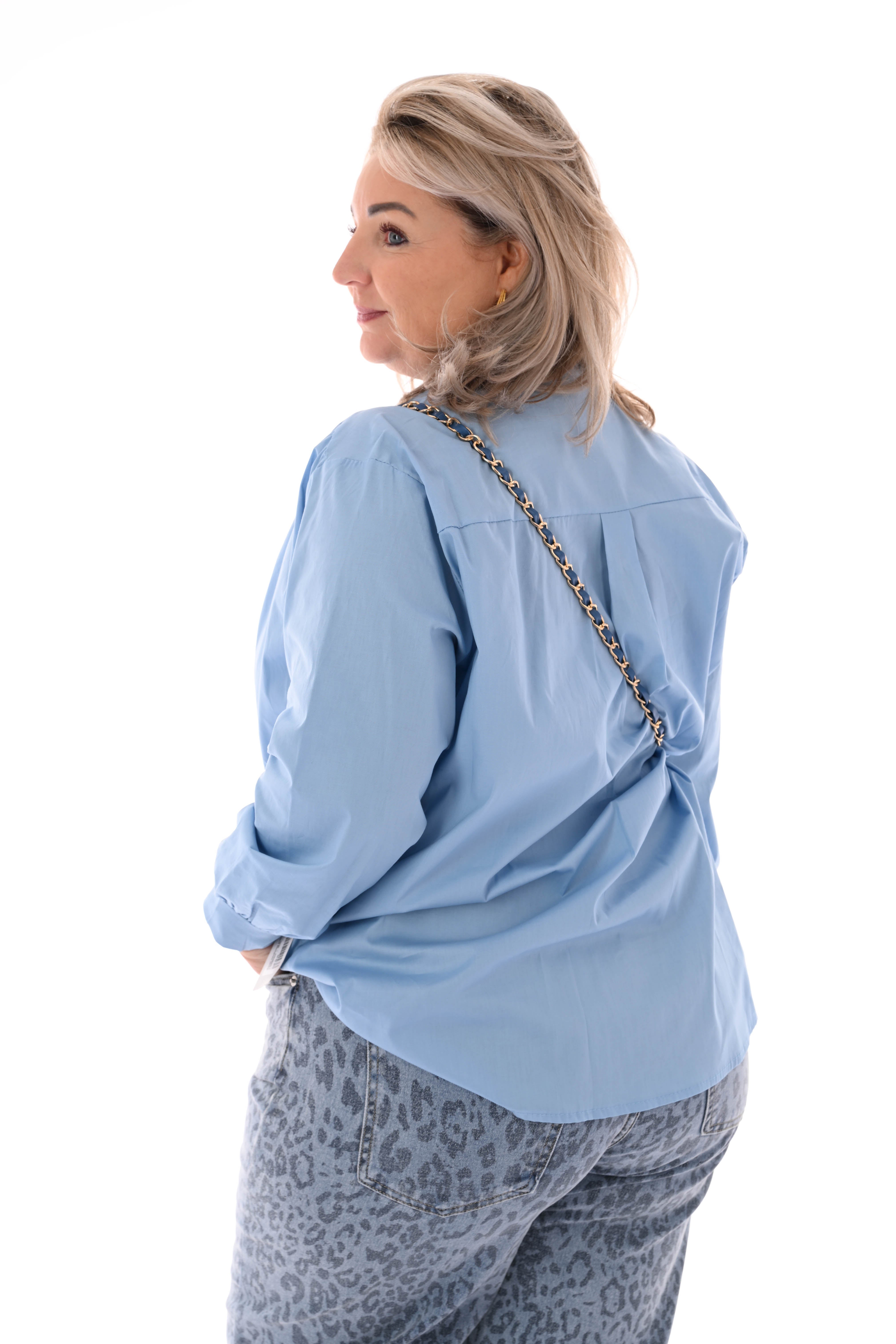 Blouse roezelkraag grote knopen lichtblauw