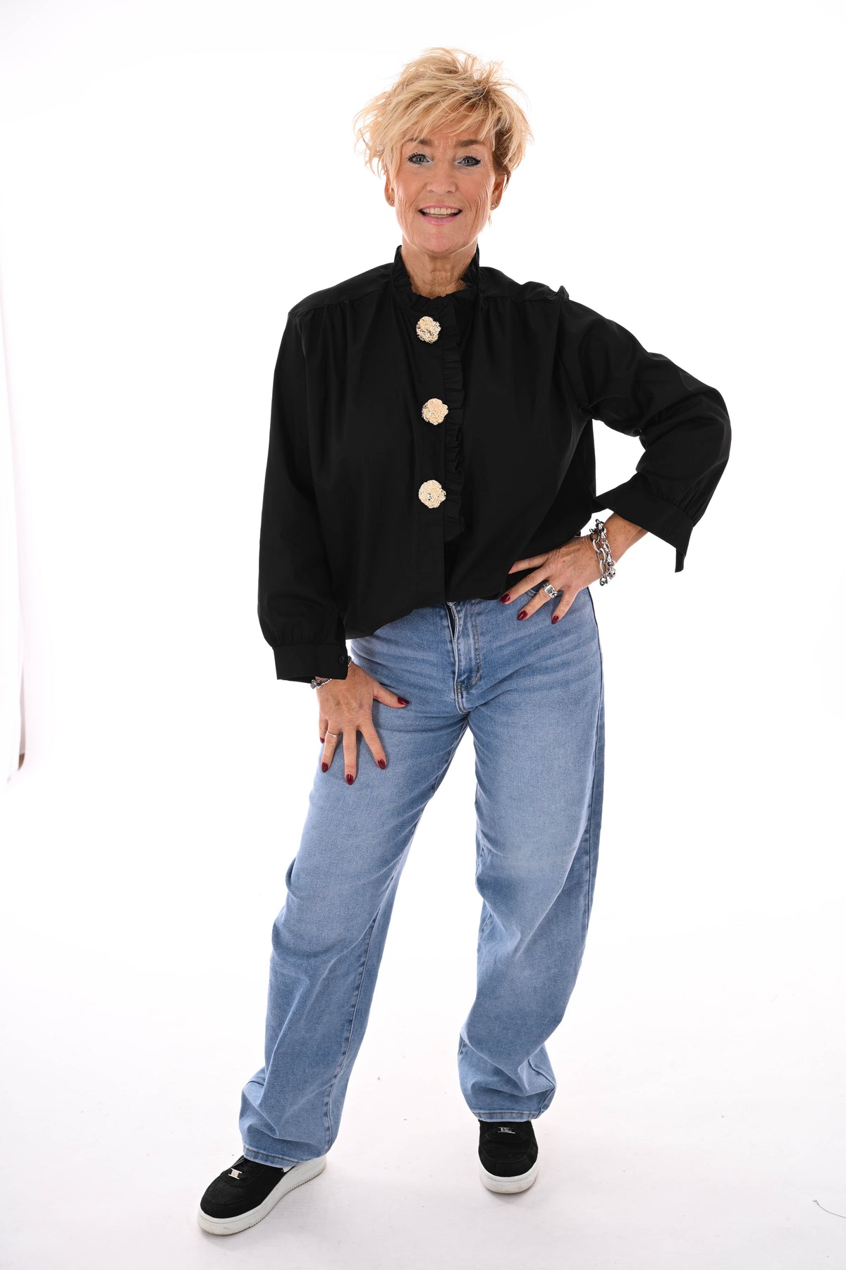 Blouse roezelkraag grote knopen zwart