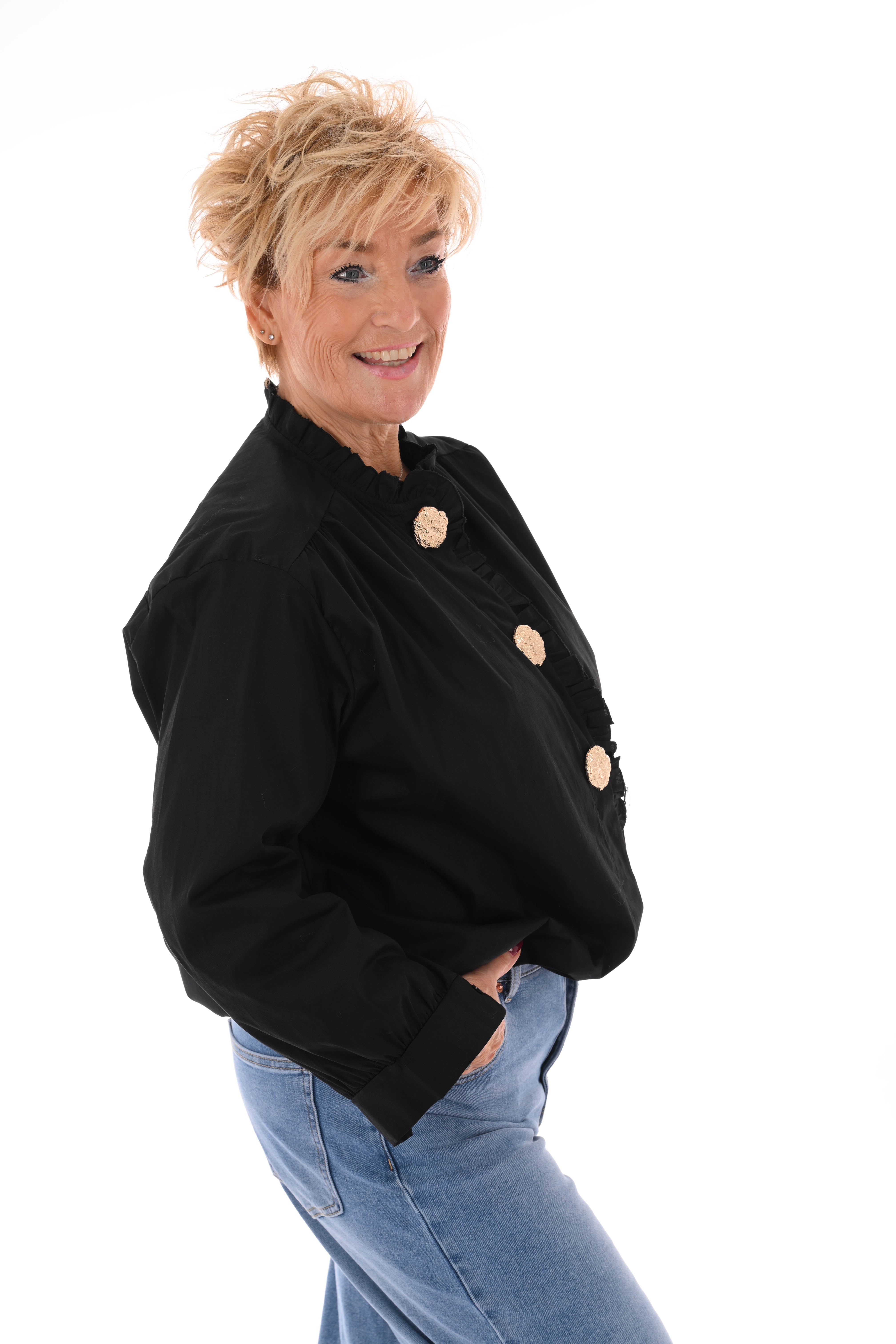Blouse roezelkraag grote knopen zwart