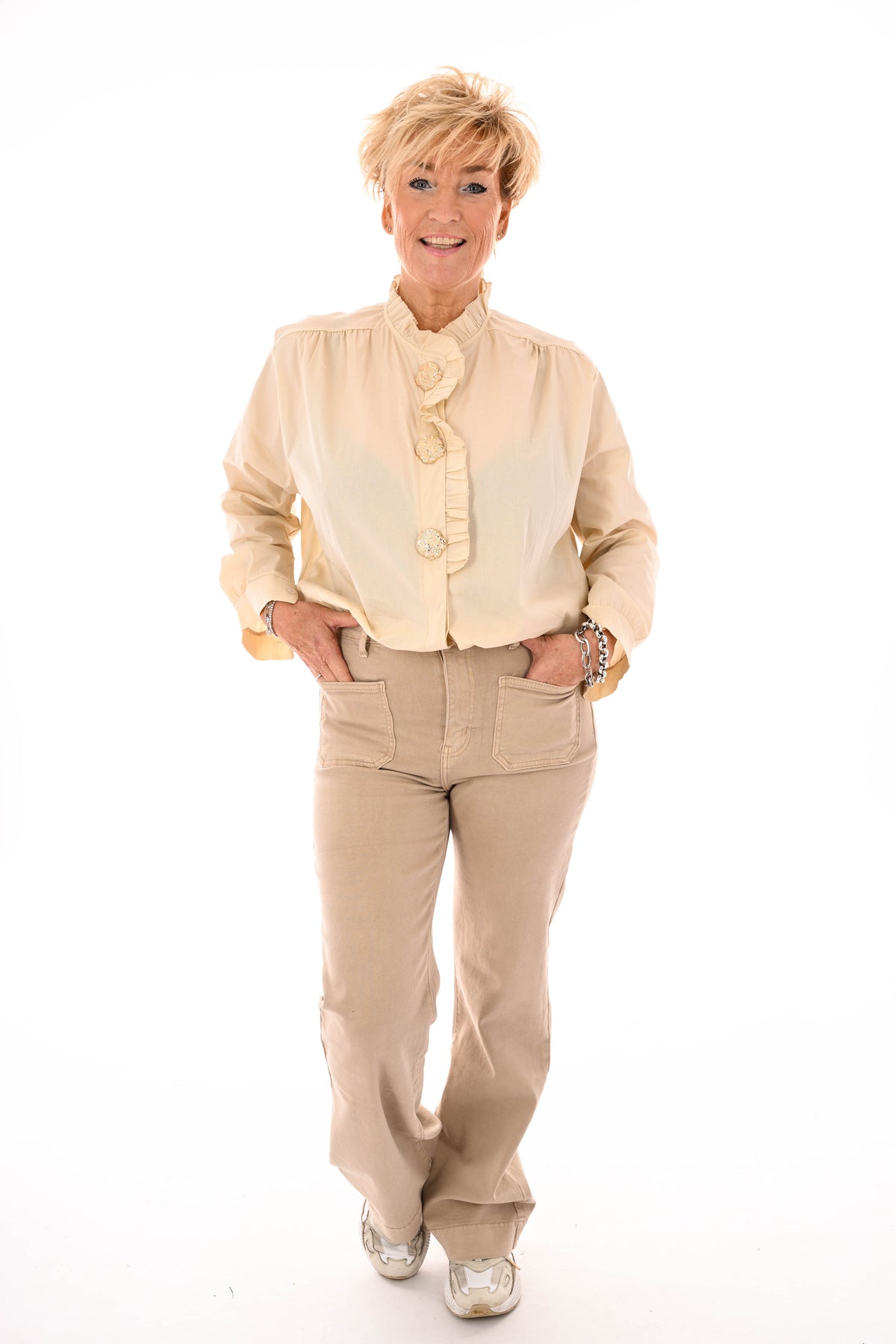 Blouse roezelkraag grote knopen creme