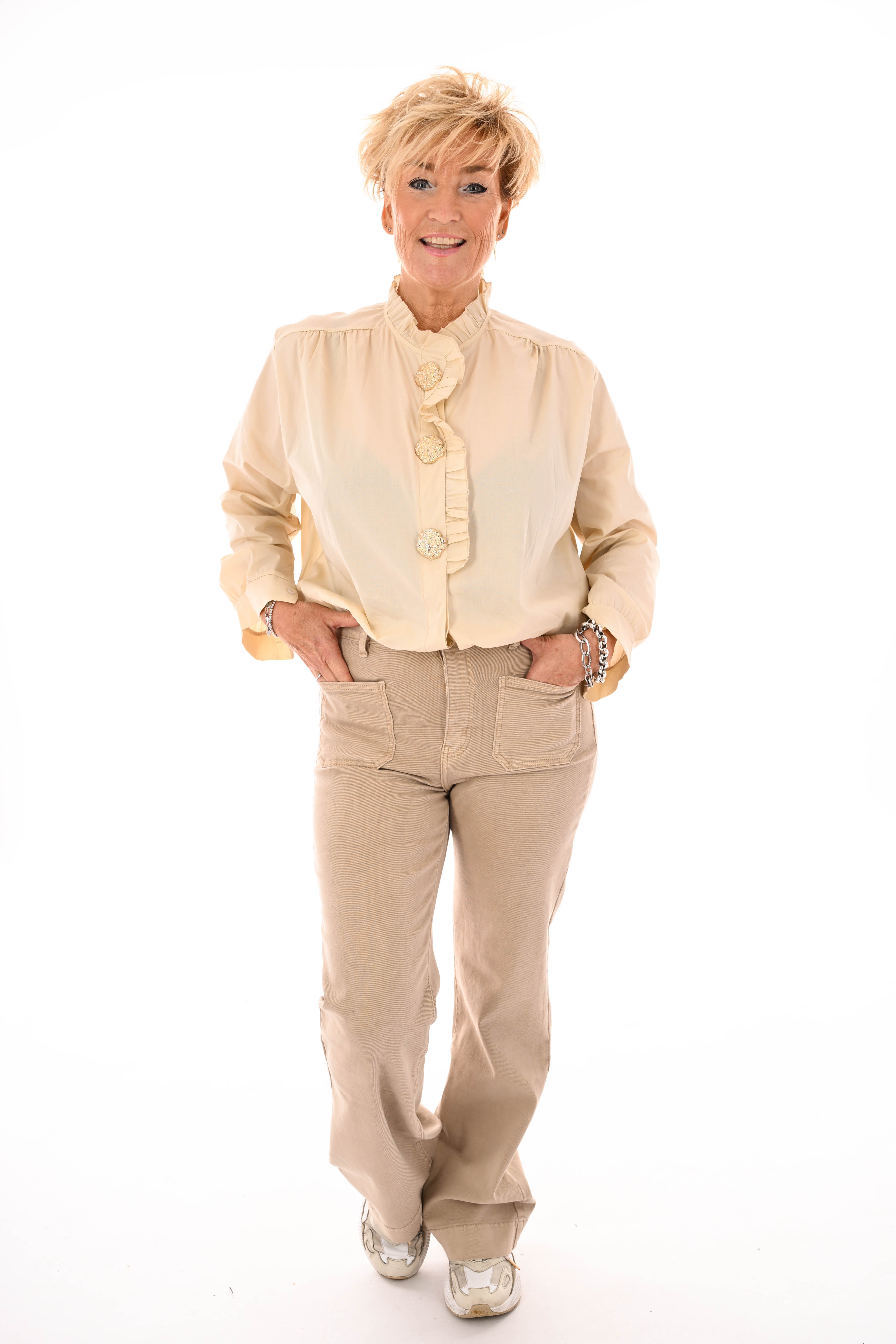 Blouse roezelkraag grote knopen creme
